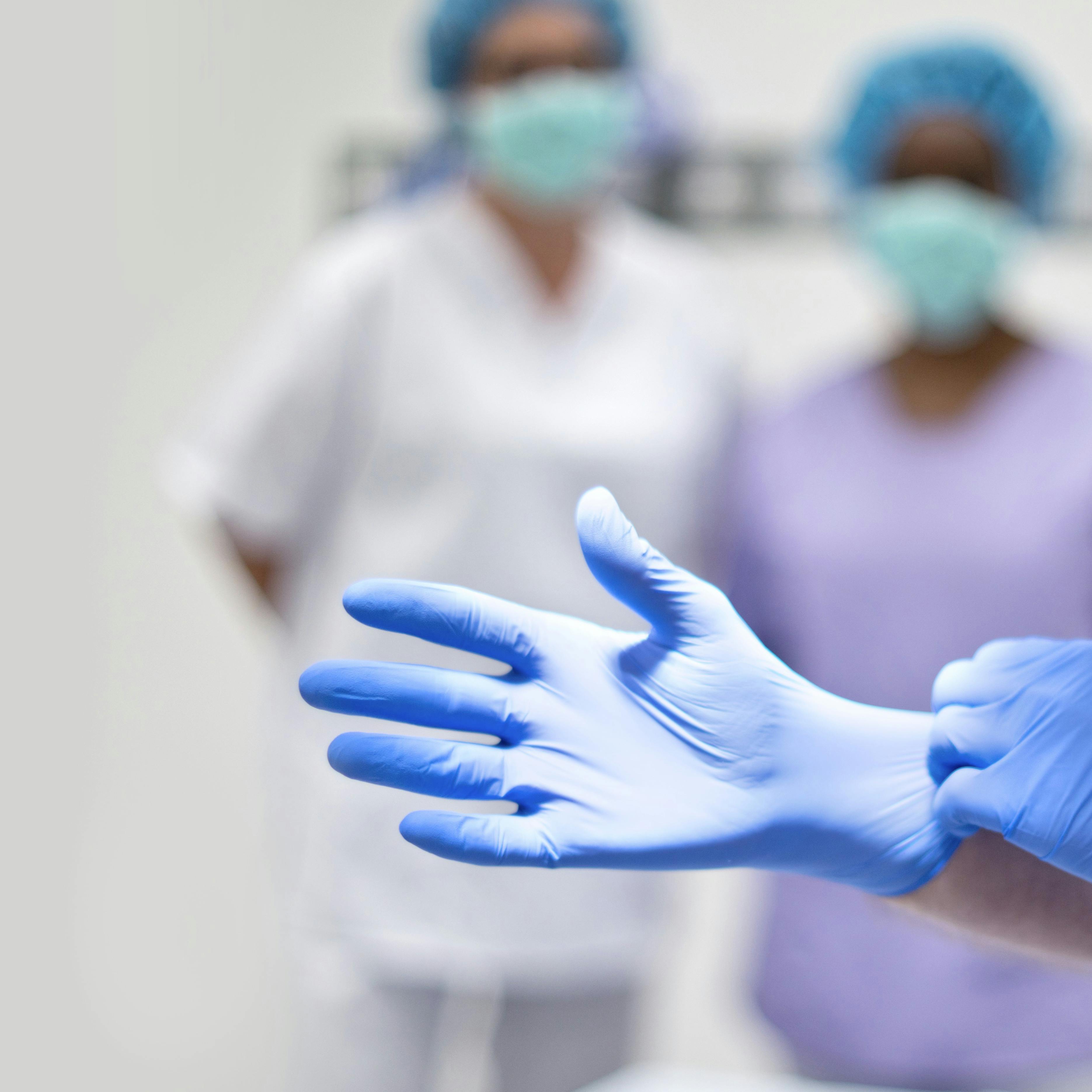 *** ROYALTY FREE - special pris *** Surgeon putting on latex glove. Keywords: adult, one person, background people, care, health, healthcare, medicine, doctor, cropped, medical occupation, hands, surgeon, surgery, hospital, preparation, hygiene, hygienic, care, safety, latex glove, blue, close up, putting on, operating theatre, nurse Modelreleased: YES Property Released: YES