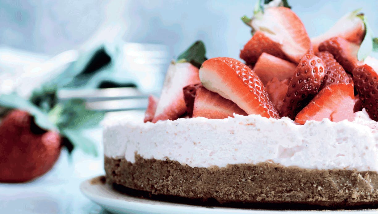 https://imgix.femina.dk/2023-09-21/1523-cheesecake-med-jordbaer.png