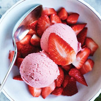 Hjemmelavet is med jordbær og hyldeblomst i hvid skål
