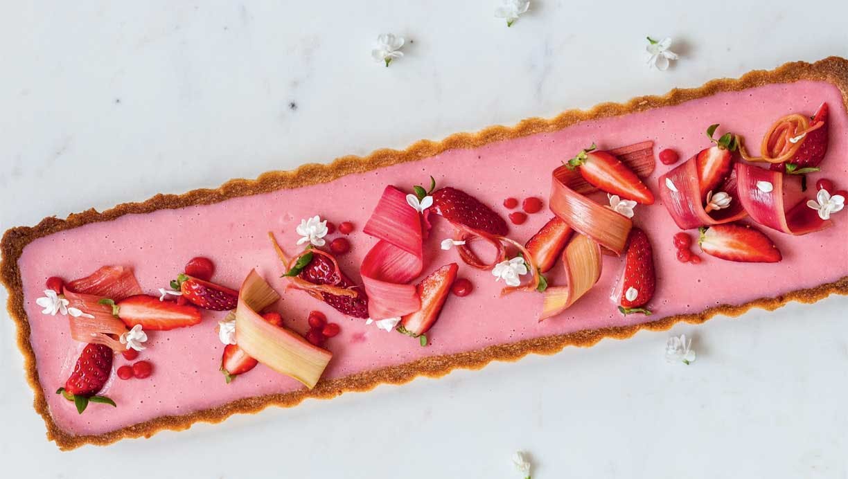 Mandeltærte med jordbær og rabarber