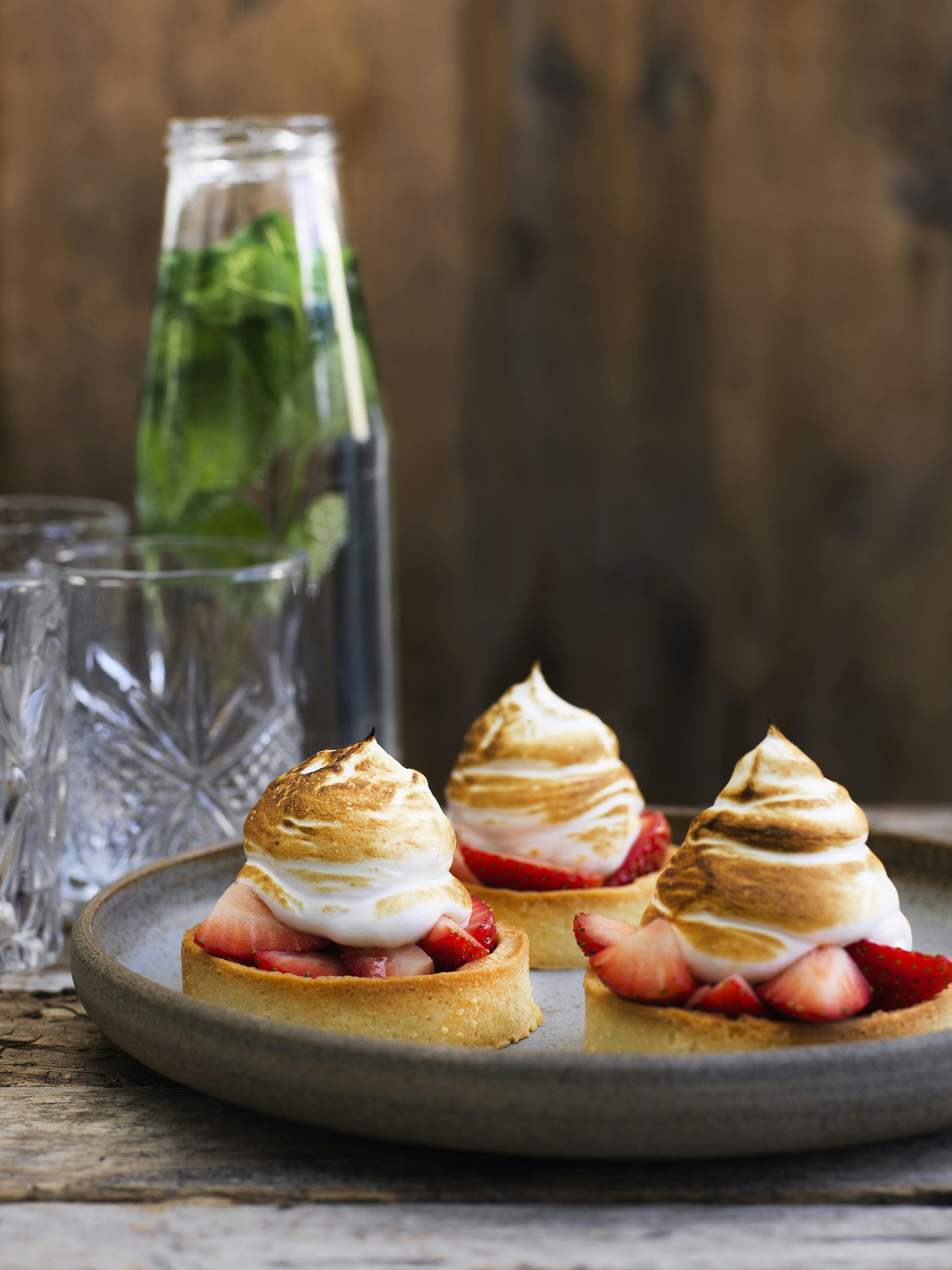 Små jordbærtærter med lemoncurd og marengs