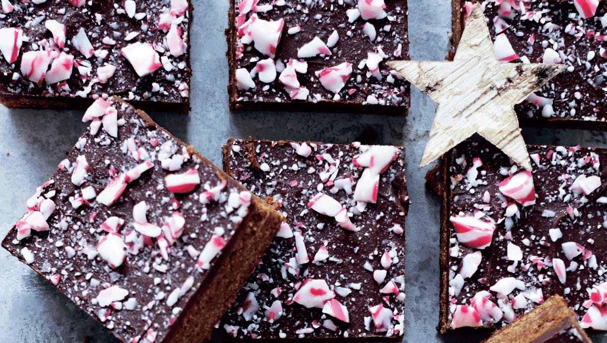 Kanelkage med chokoladecreme pyntet med knuste pebermyntebolsjer