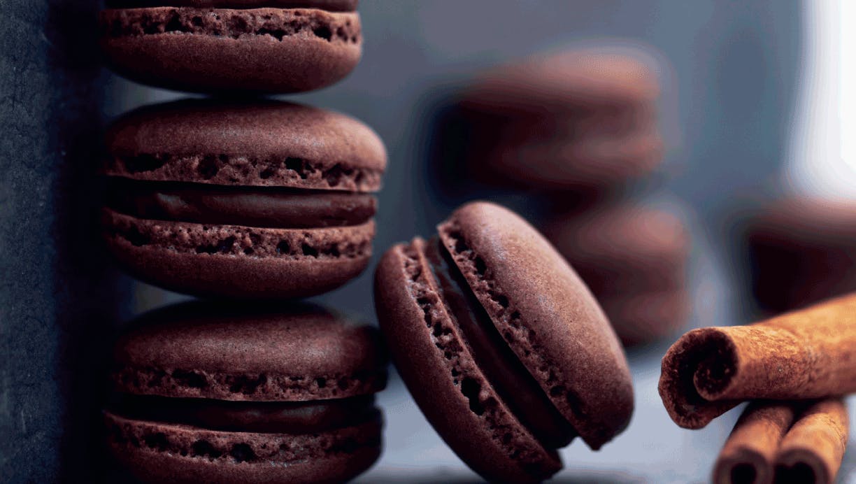 Macarons med mælkechokolade og kanel