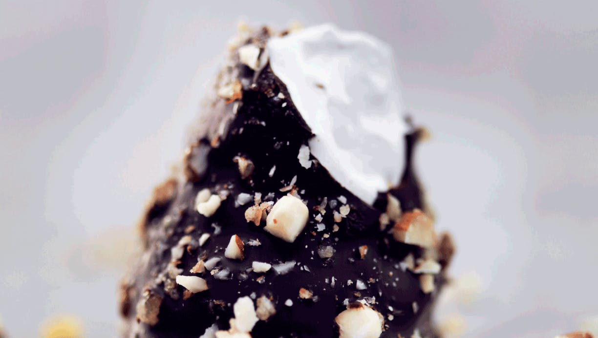 Hjemmelavede flødeboller med brændte mandler og appelsinskum