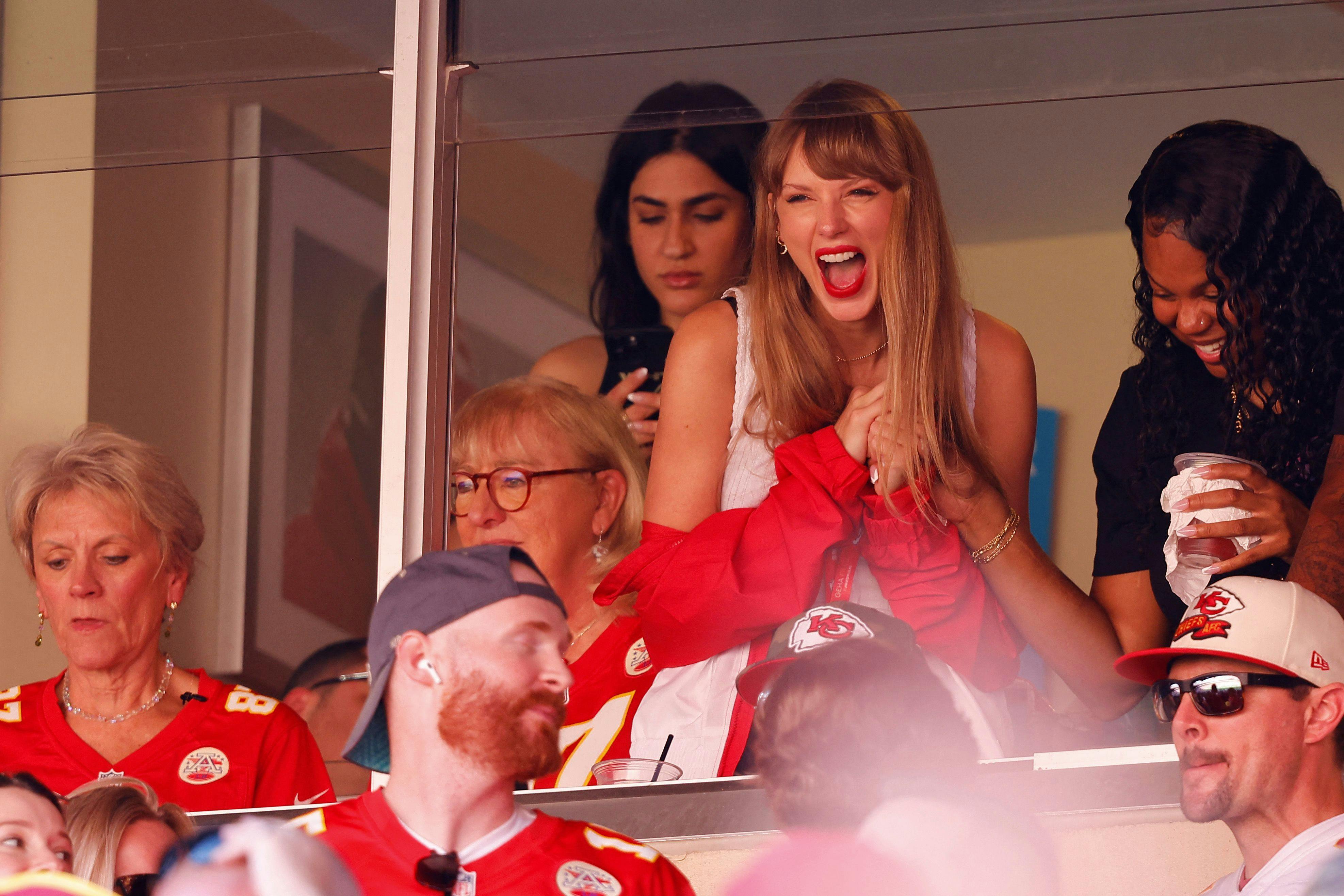 KANSAS CITY, MISSOURI - SEPTEMBER 24: Taylor Swift reacts during a game between the Chicago Bears and the Kansas City Chiefs at GEHA Field at Arrowhead Stadium on September 24, 2023 in Kansas City, Missouri. David Eulitt/Getty Images/AFP (Photo by David Eulitt / GETTY IMAGES NORTH AMERICA / Getty Images via AFP)