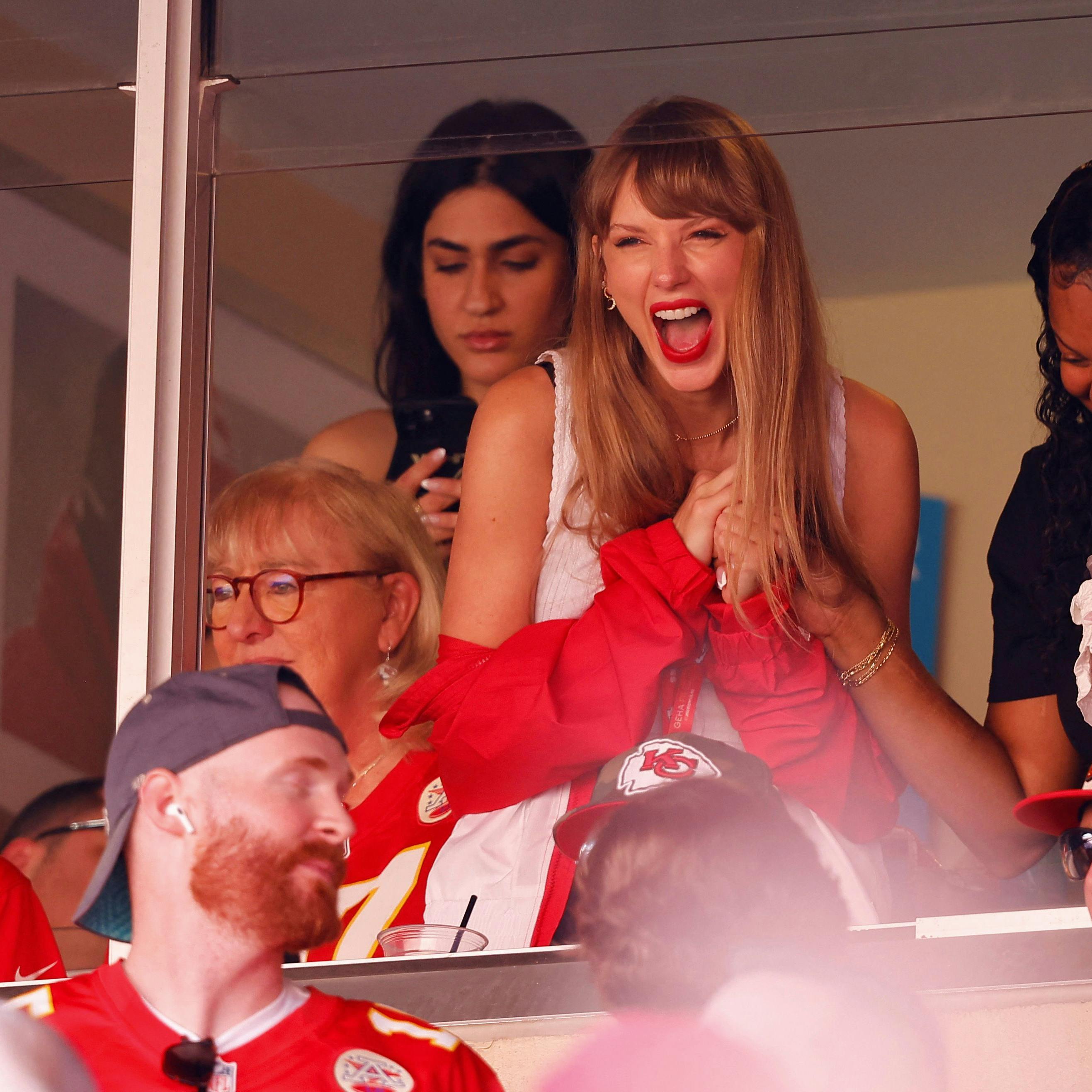 KANSAS CITY, MISSOURI - SEPTEMBER 24: Taylor Swift reacts during a game between the Chicago Bears and the Kansas City Chiefs at GEHA Field at Arrowhead Stadium on September 24, 2023 in Kansas City, Missouri. David Eulitt/Getty Images/AFP (Photo by David Eulitt / GETTY IMAGES NORTH AMERICA / Getty Images via AFP)