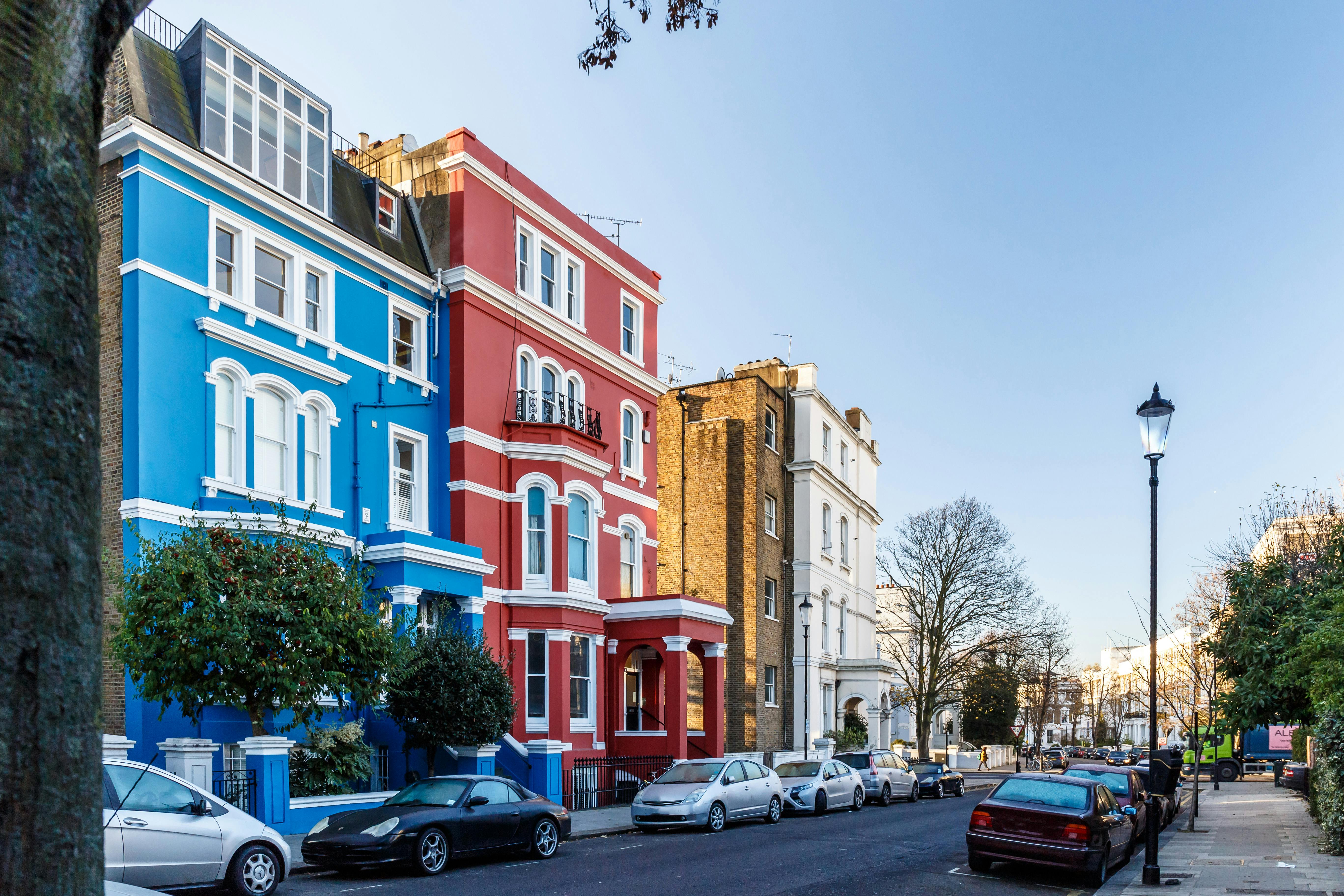 Notting Hill, London, charmerende gade med farverige huse.