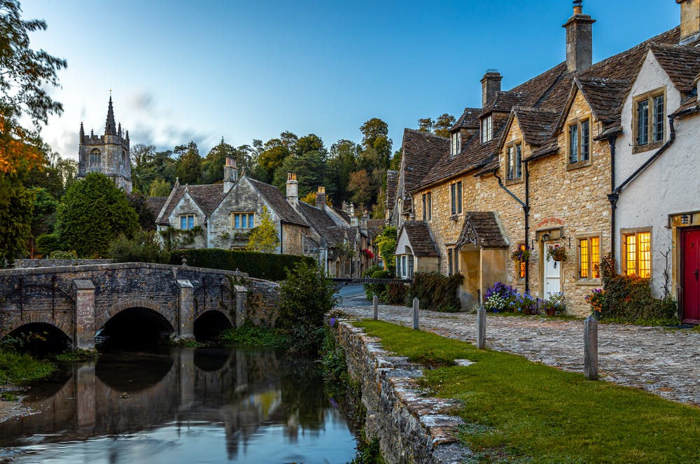 The Cotswolds ligger i det sydvestlige England, tæt på den usynlige grænse til Wales. 