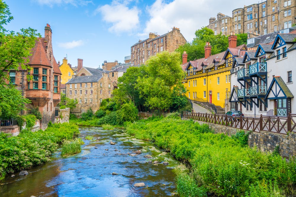 Smukke Edinburgh med byens gamle huse, folder og traditioner.