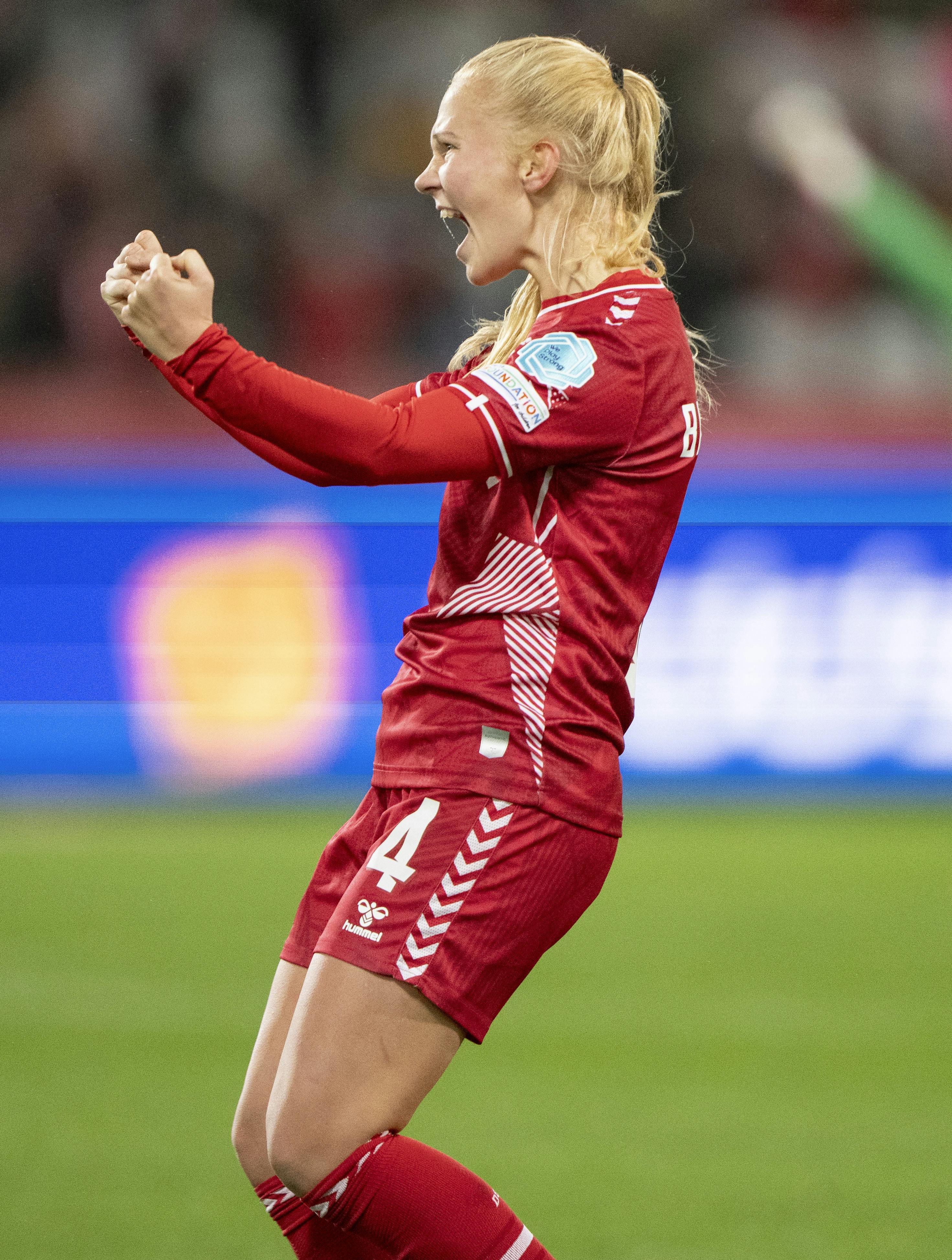 Danmarks Sofie Bredgaard jubler, efter hun har scoret til 2-0 under UEFA Nations League kvindefodboldkampen mellem Danmark og Wales på Viborg Stadion tirsdag den 31. oktober 2023.. (Foto: Bo Amstrup/Ritzau Scanpix)