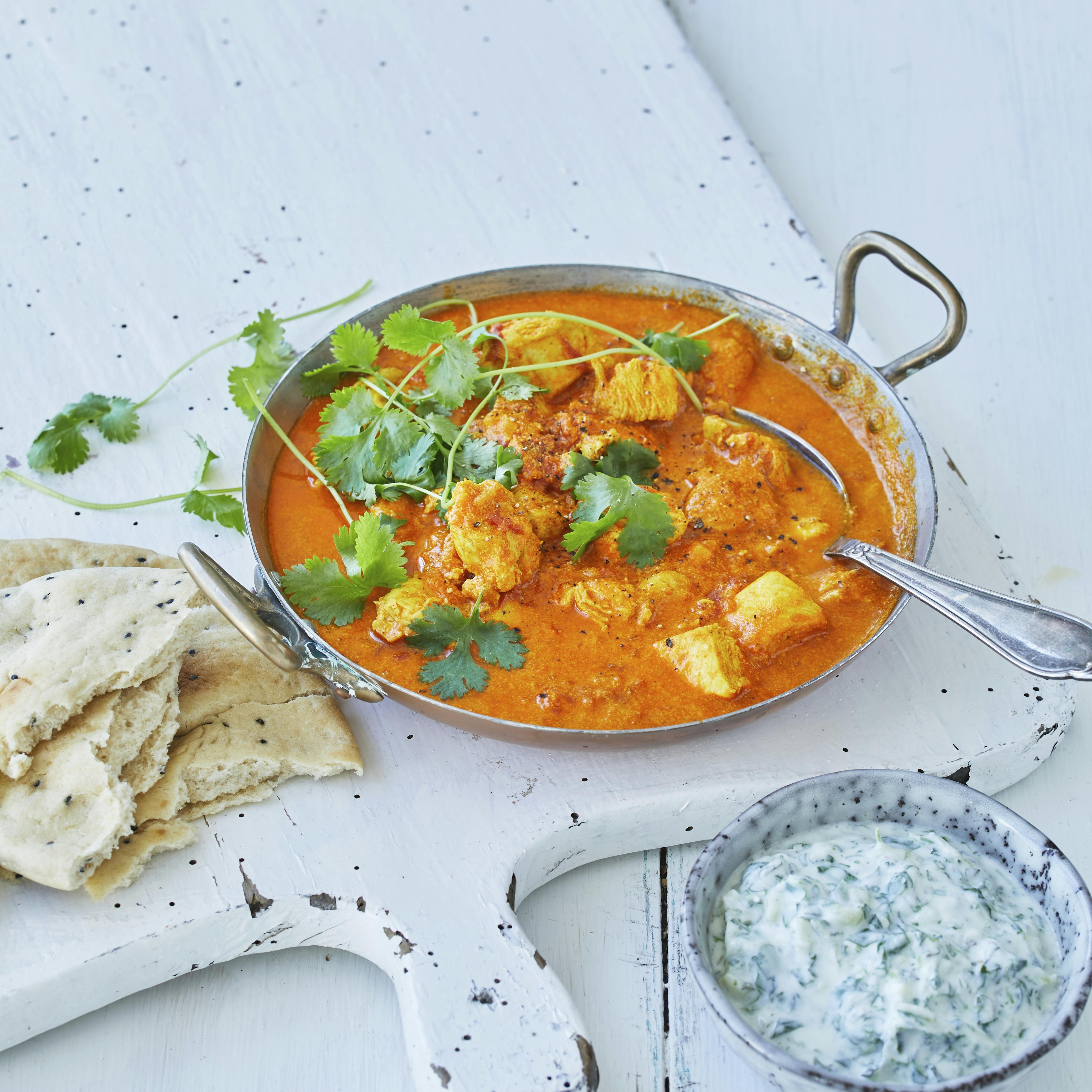 Butter chicken med naanbrød og raita-dip