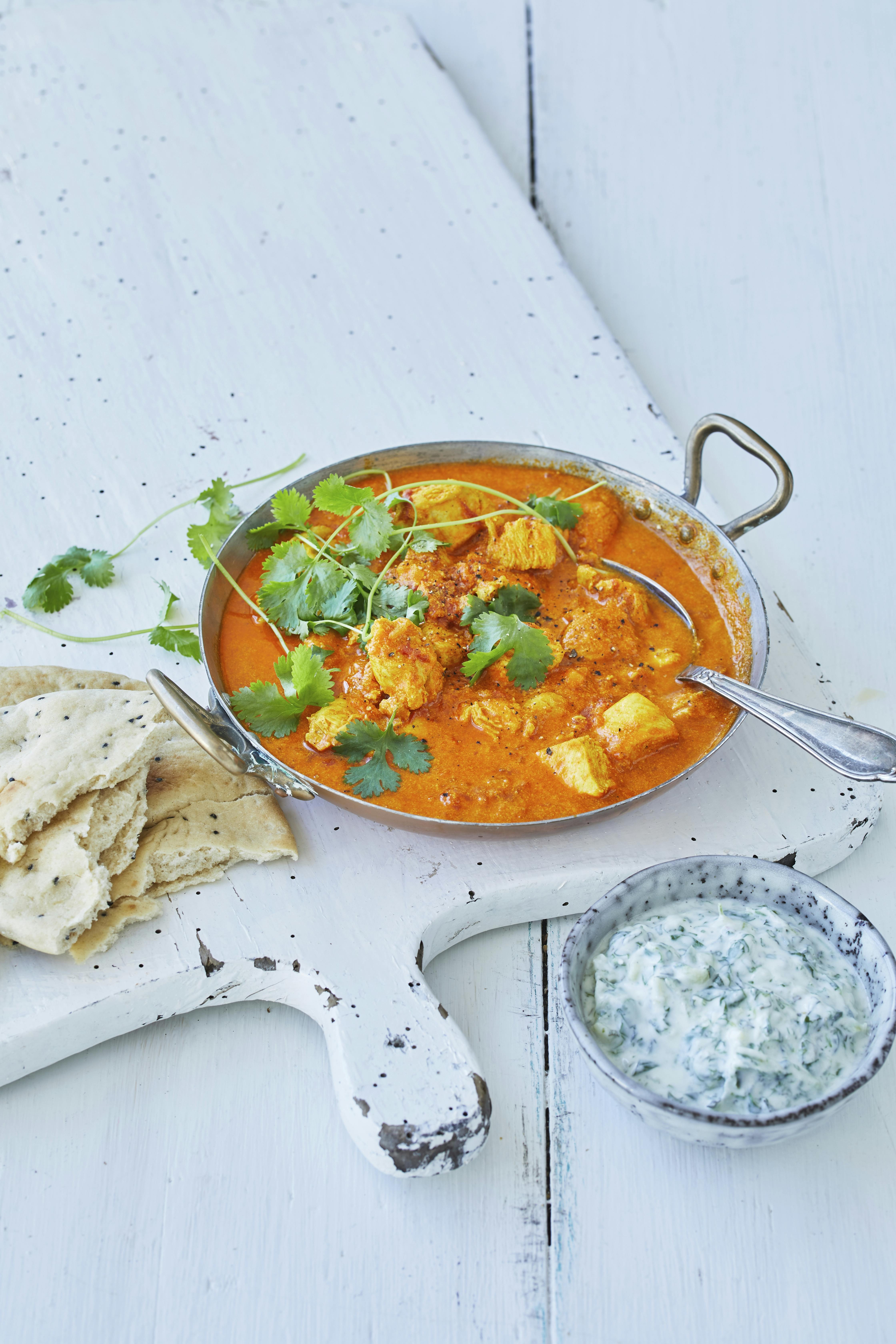 Butter chicken med naanbrød og raita-dip