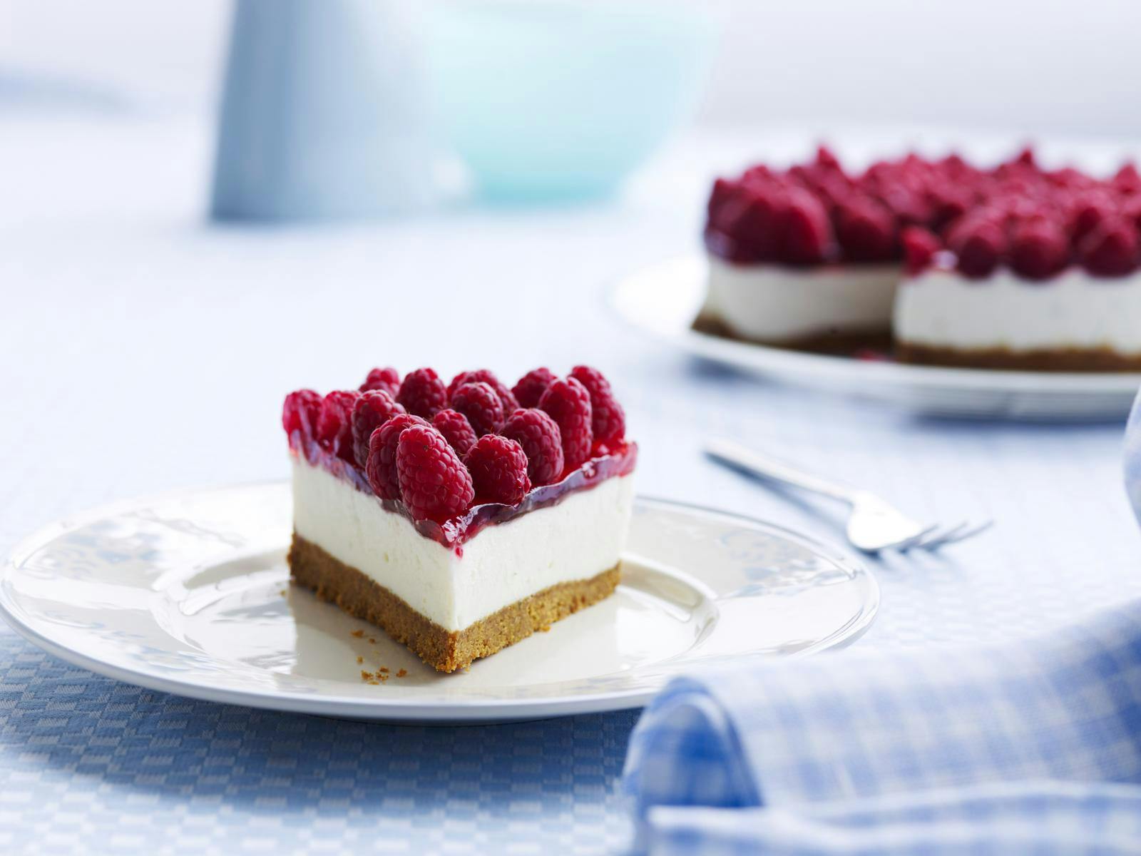 cheesecake med hindbær, kiksebund og ribsgele