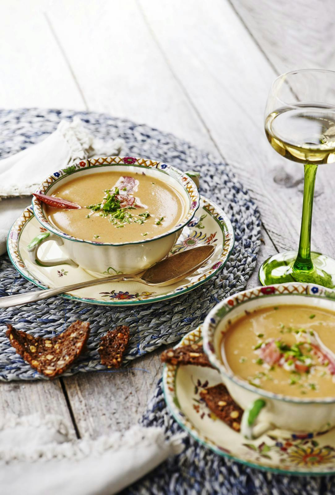 hummersuppe på fin service