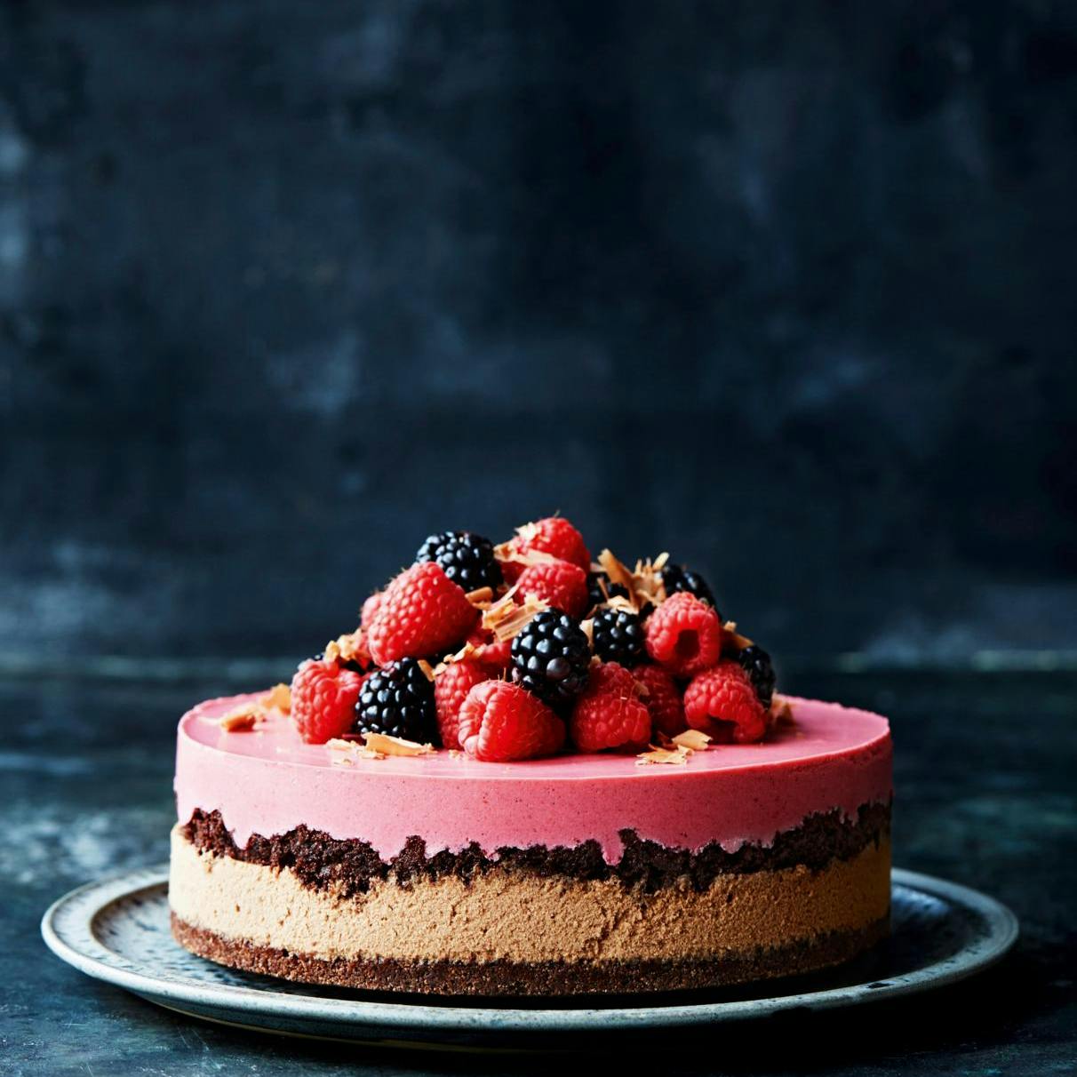 Lagkage på kiksebund med mælkechokolademousse og hindbærmousse