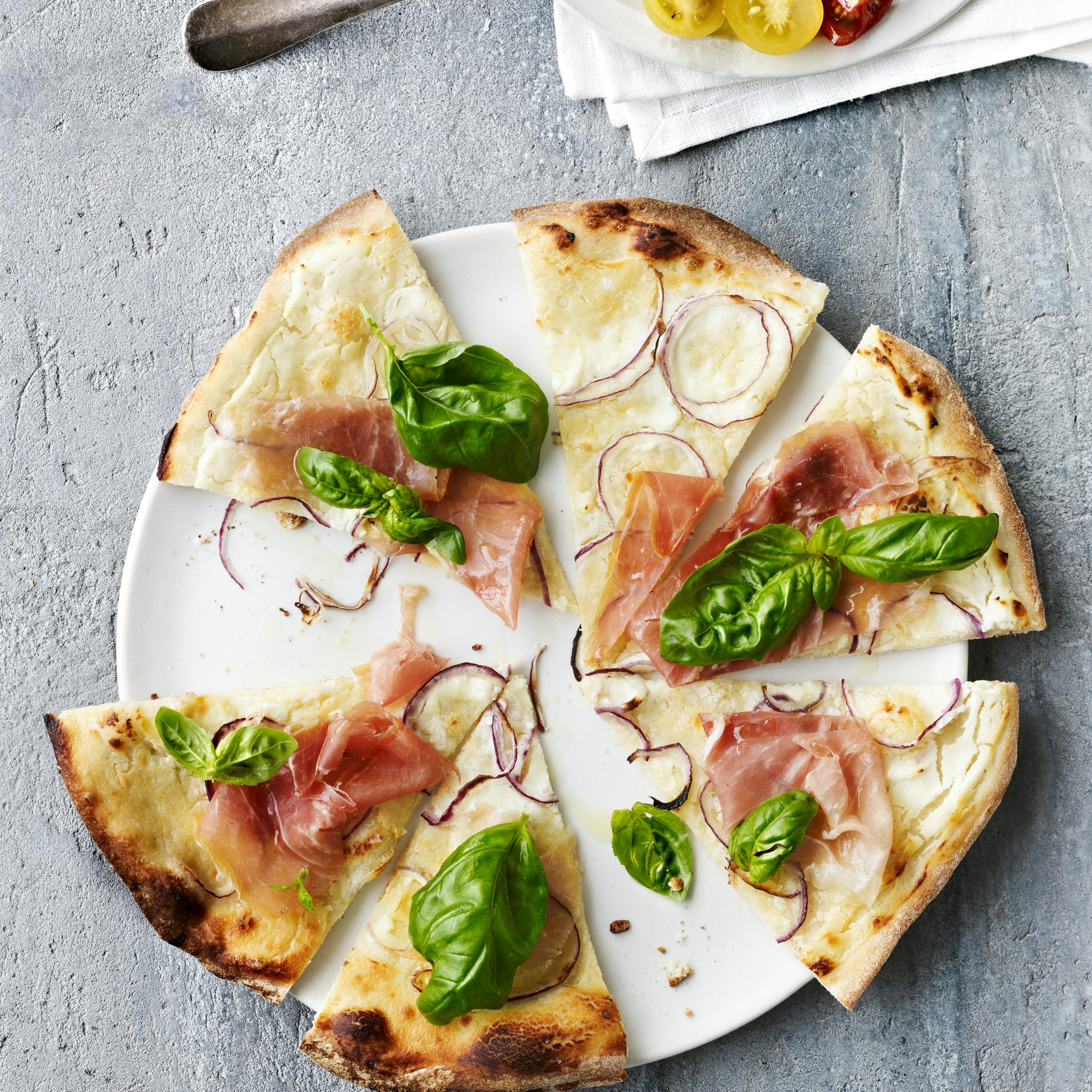 Pizza med ricotta og parmaskinke