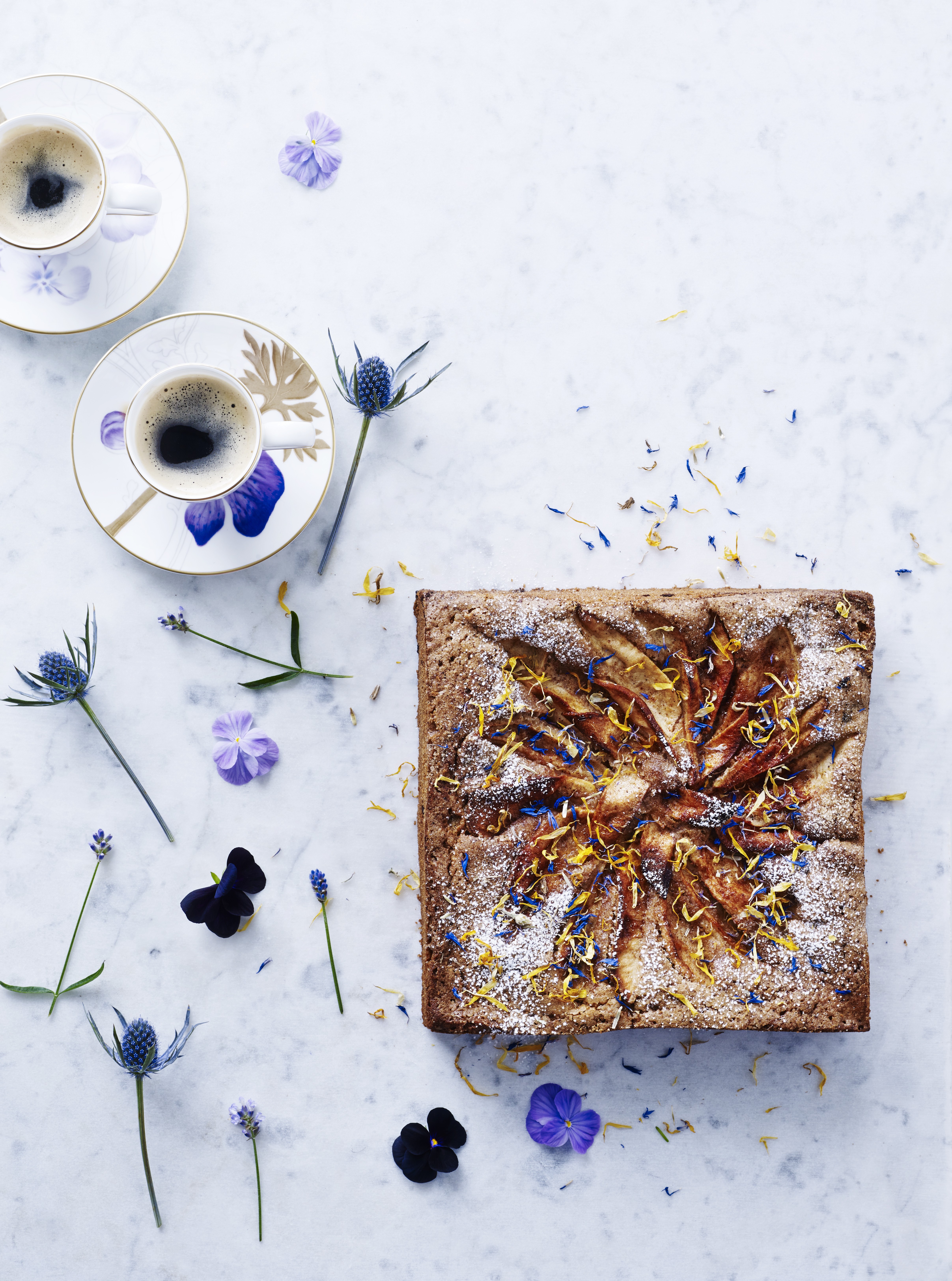 Æble-kanel-kage med chokoladestykker