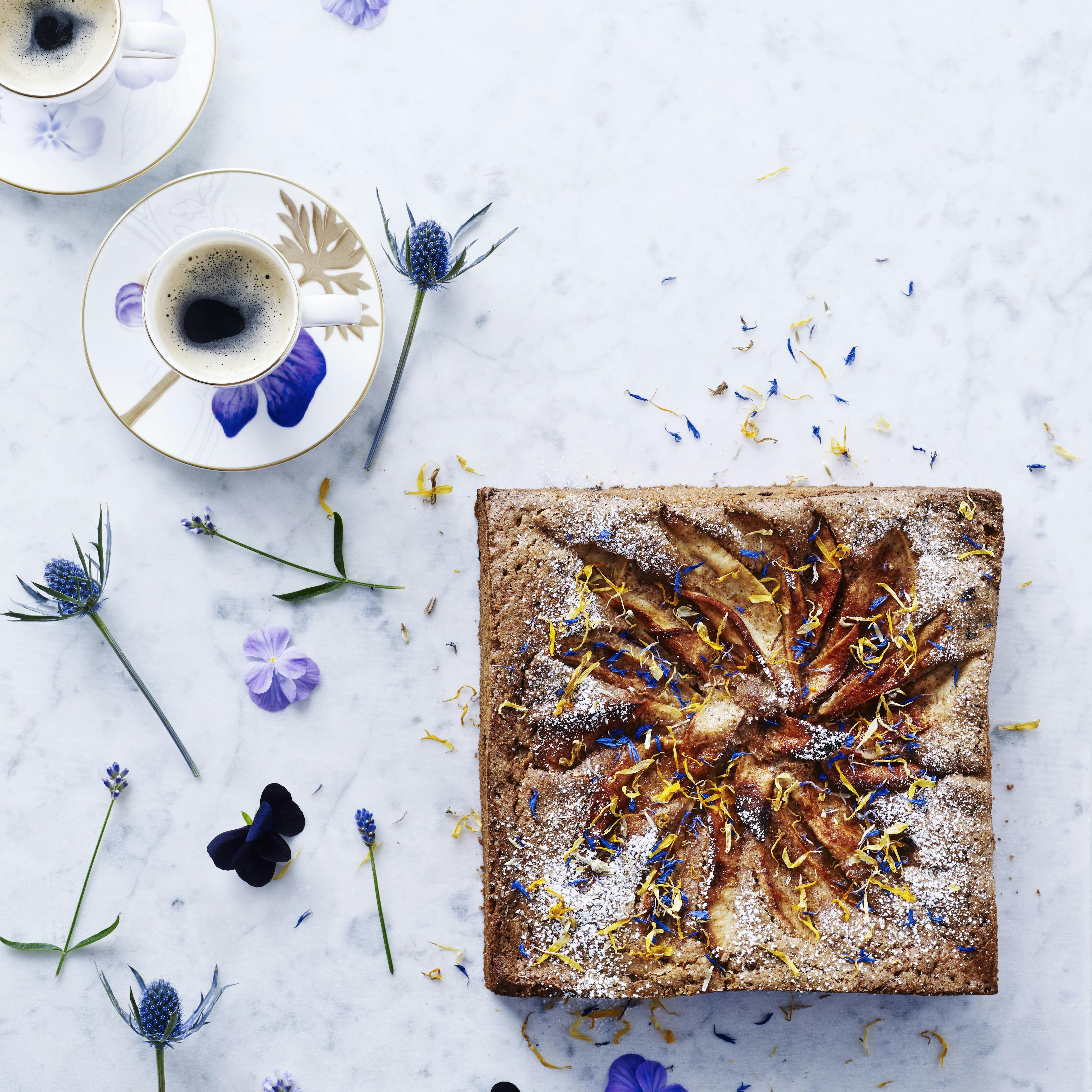 Æble-kanel-kage med chokoladestykker