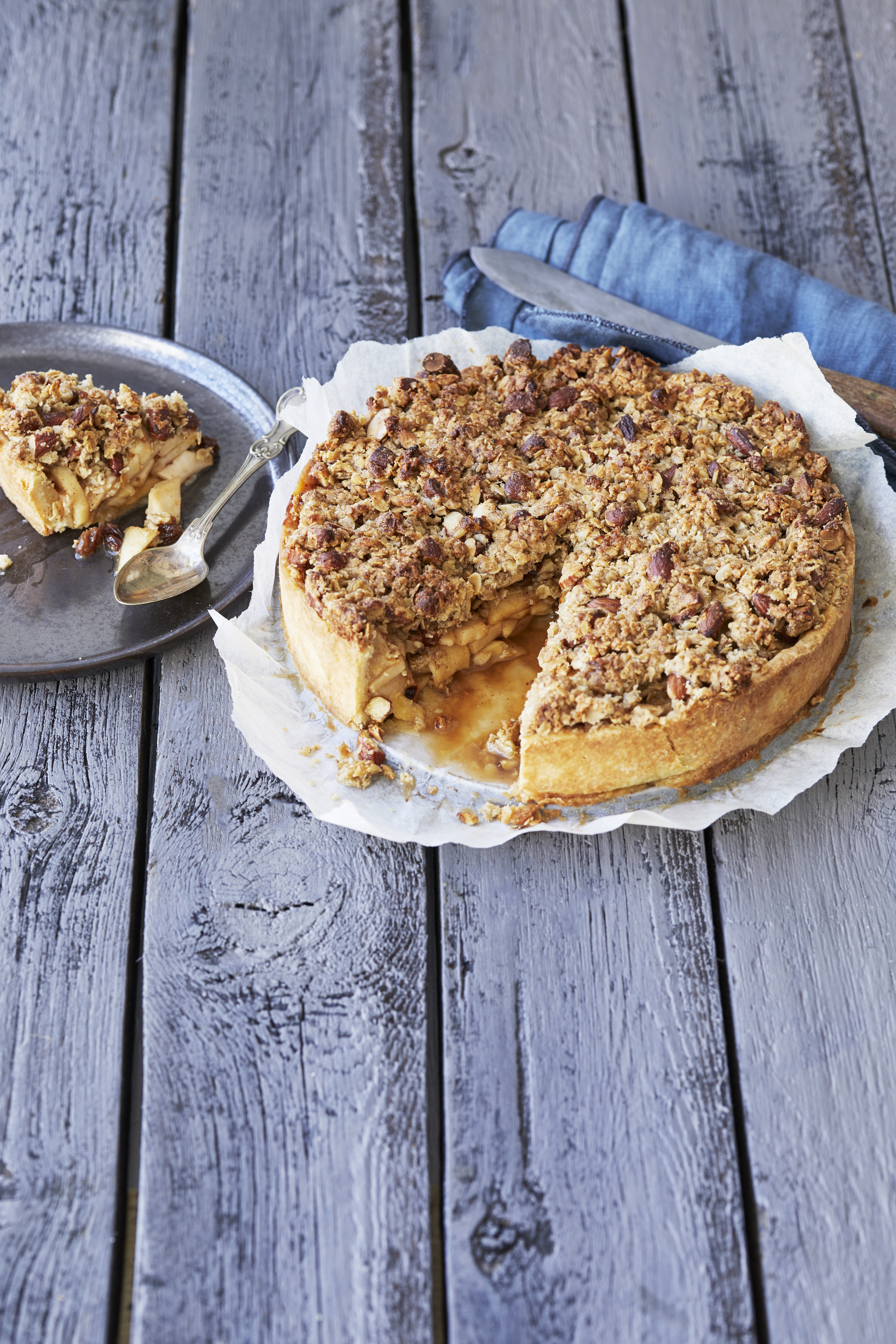 Kombinér to velkendte deje i denne æbletærte med crumble-topping. 