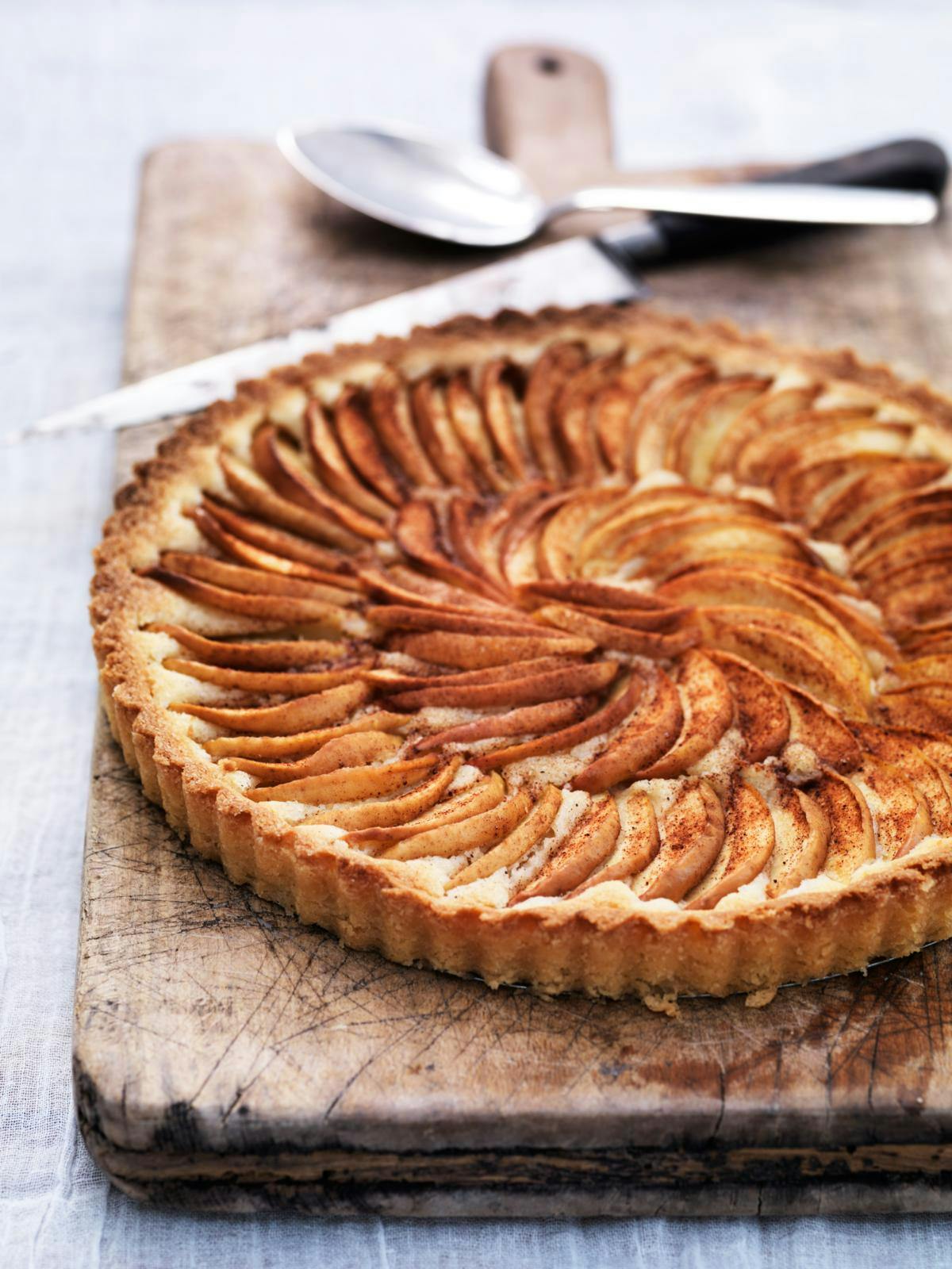 Flot æbletærte drysset med kanelsukker
