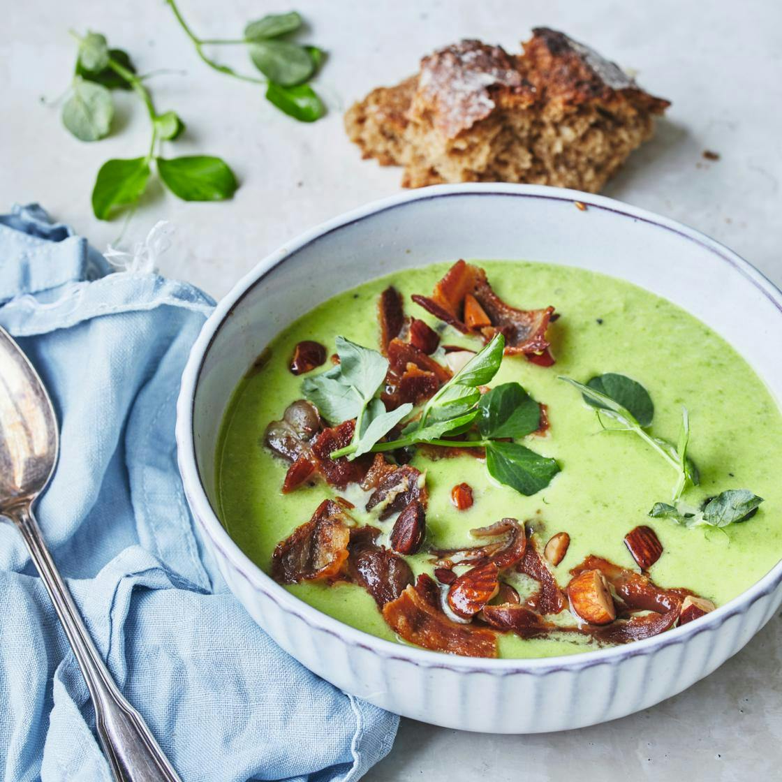 Cremet ærtesuppe med bacon, mandler og ærteskud