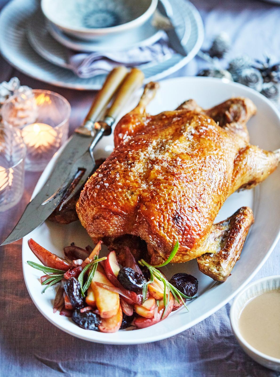 Saftig andesteg med fyld af æbler og svesker