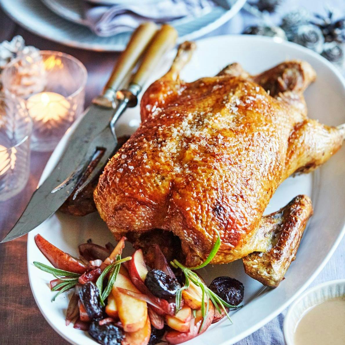 Saftig andesteg med fyld af æbler og svesker