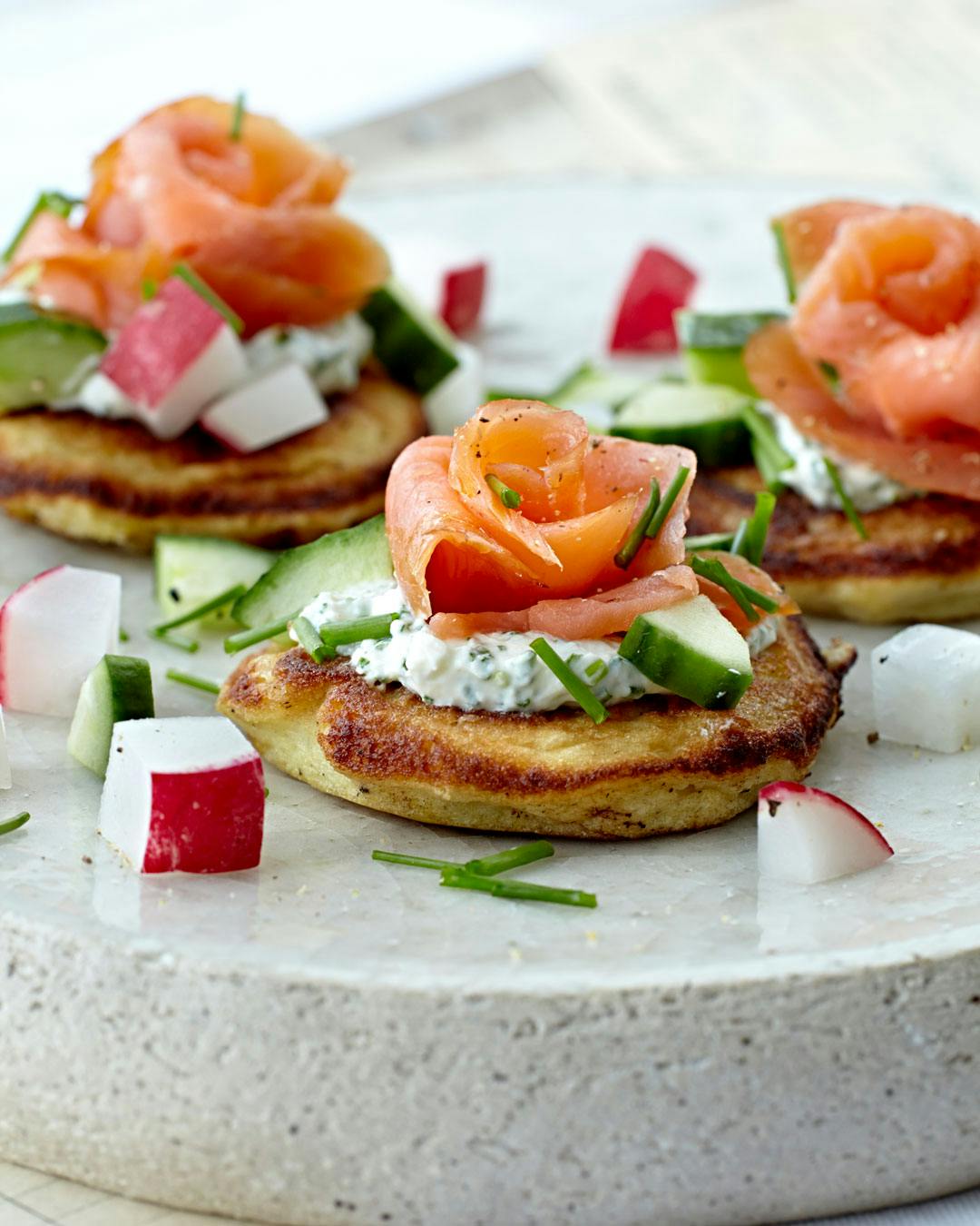 Blinis med laks og rygeost