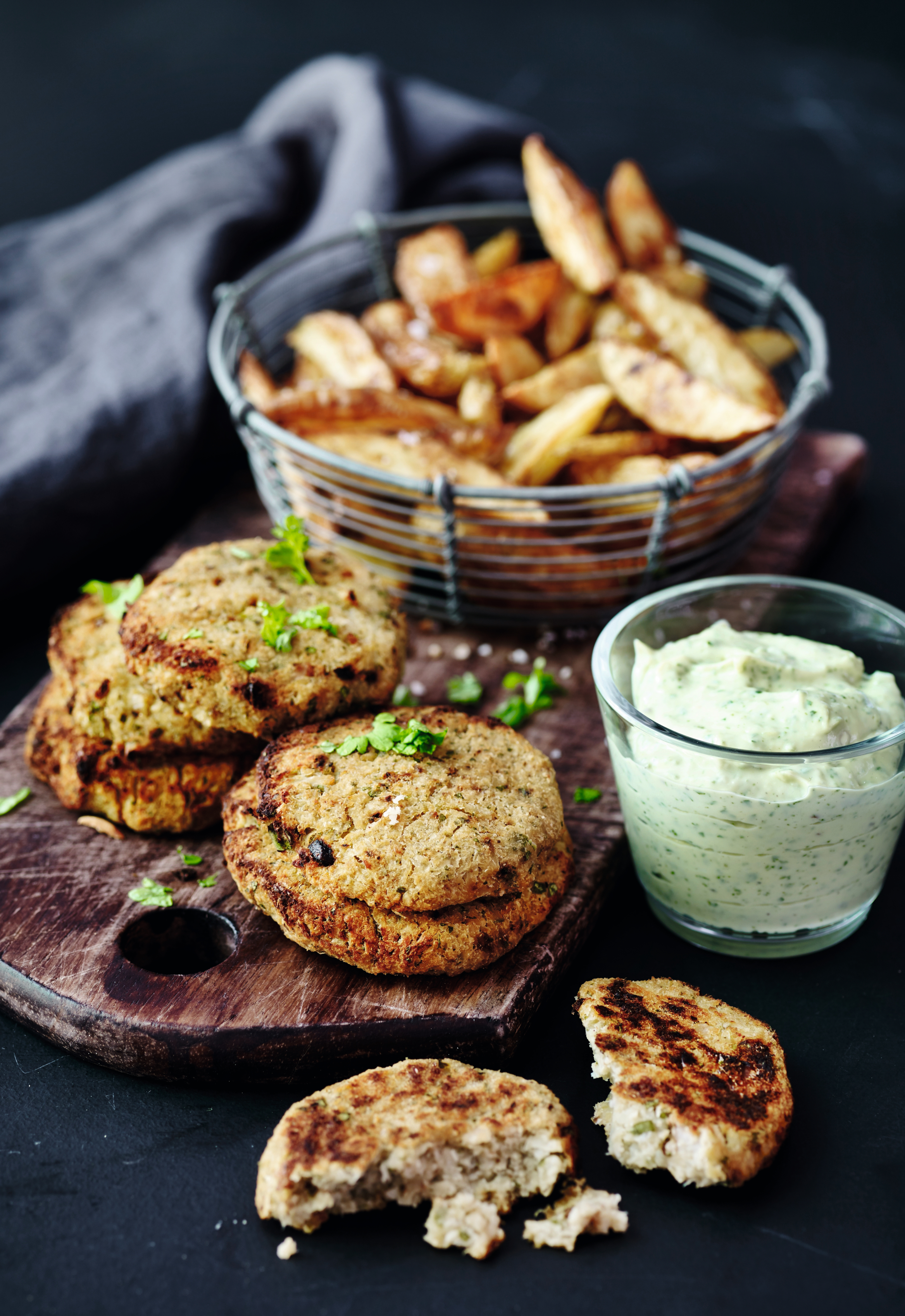 Blomkålsbøffer med ovnkartofler og avocado-mayo