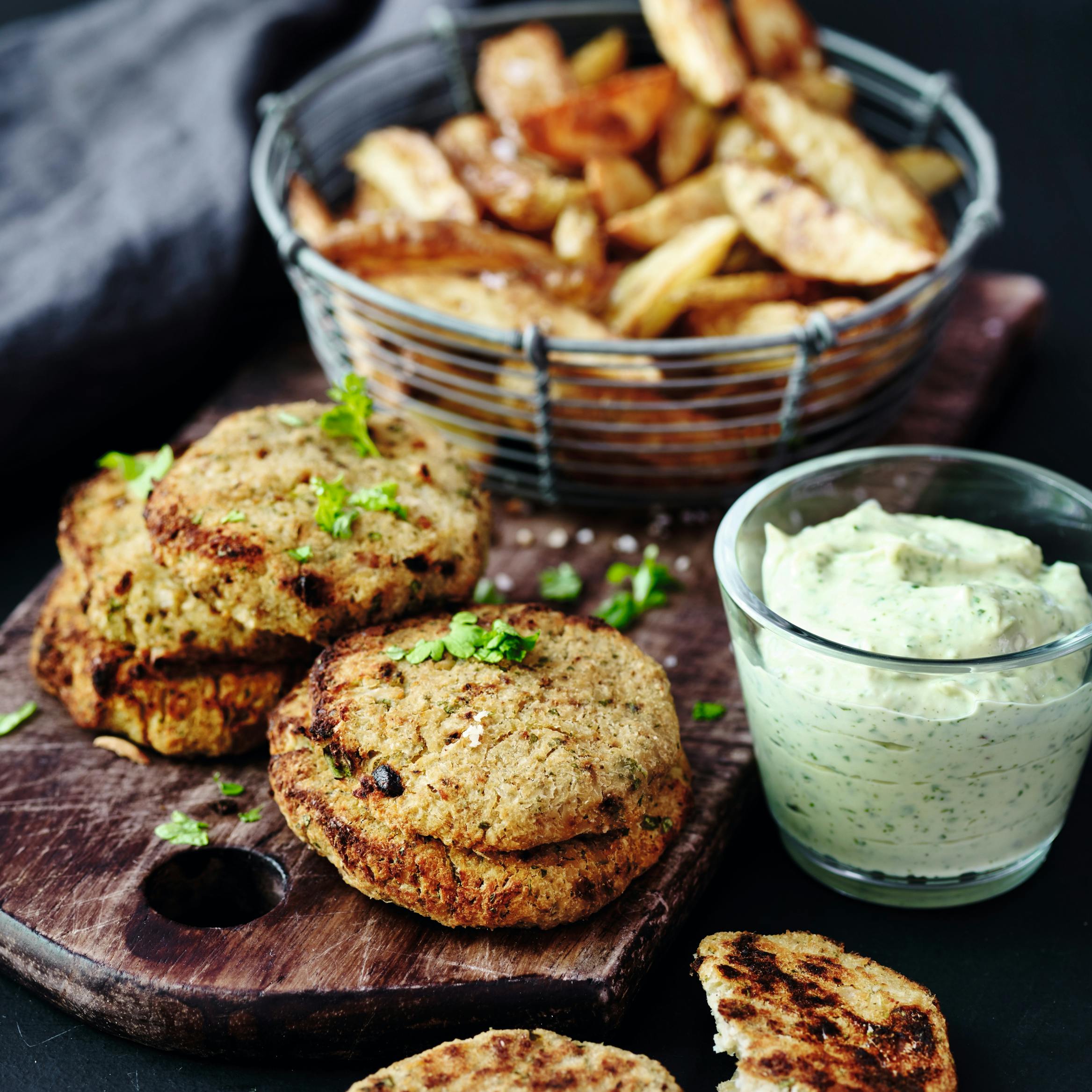 Blomkålsbøffer med ovnkartofler og avocado-mayo