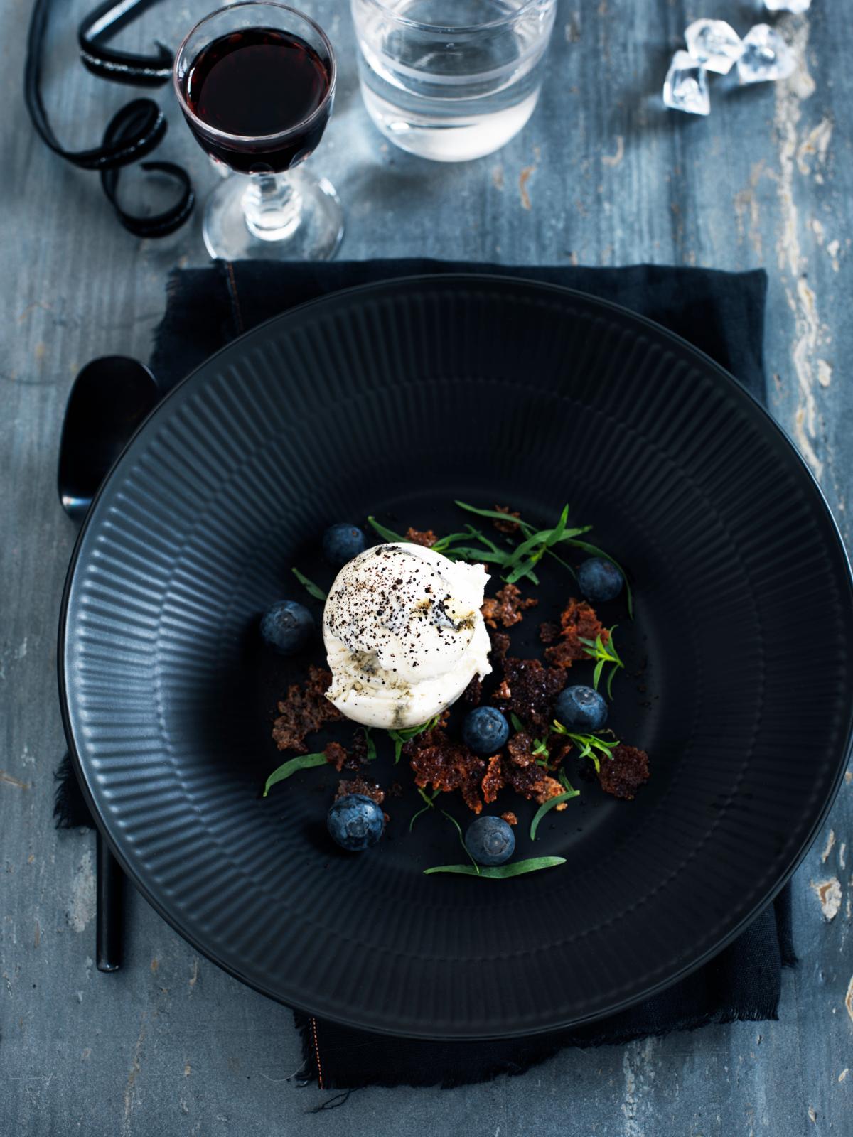 Brændt hvid chokolade med lakridsis, blåbær og estragon