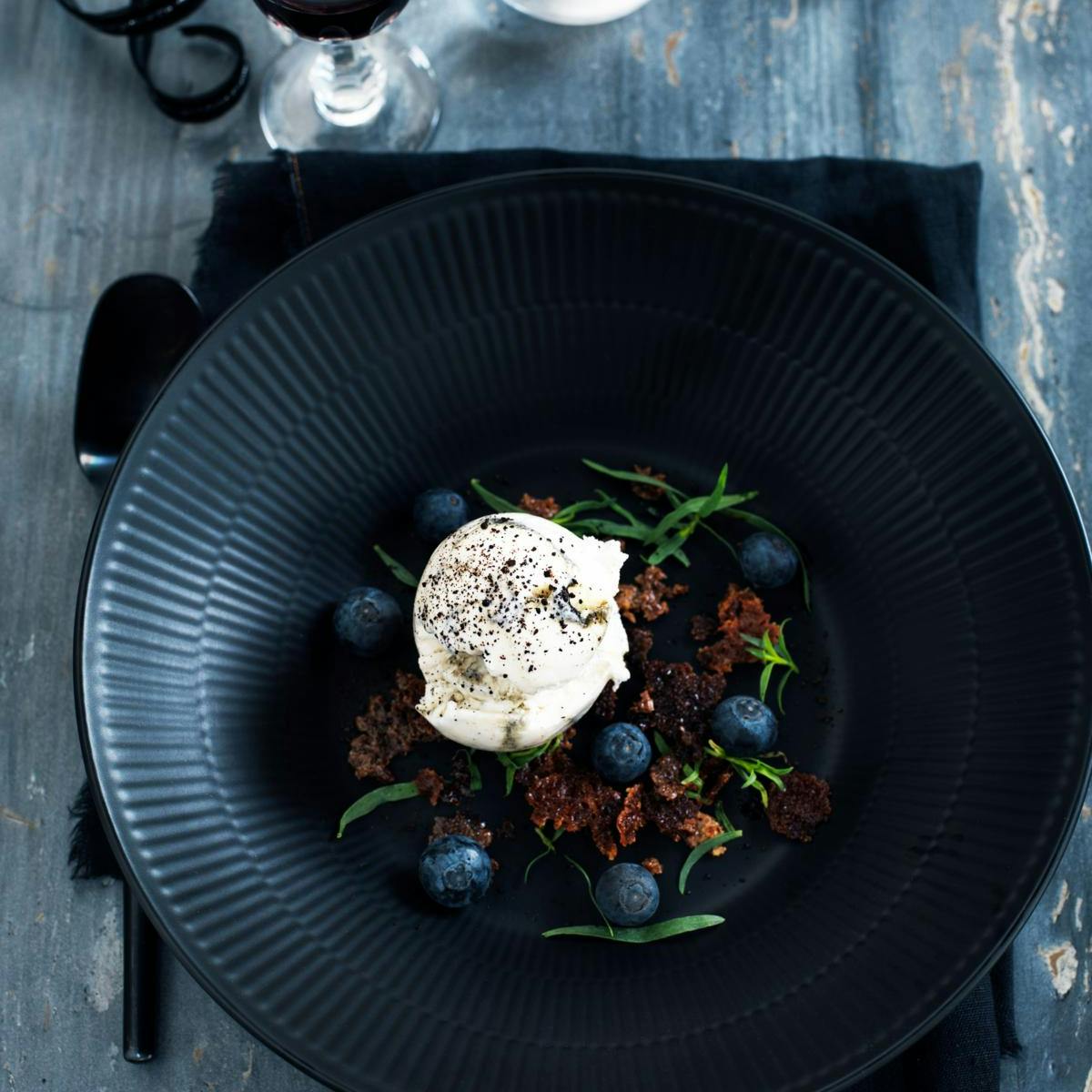 Brændt hvid chokolade med lakridsis, blåbær og estragon