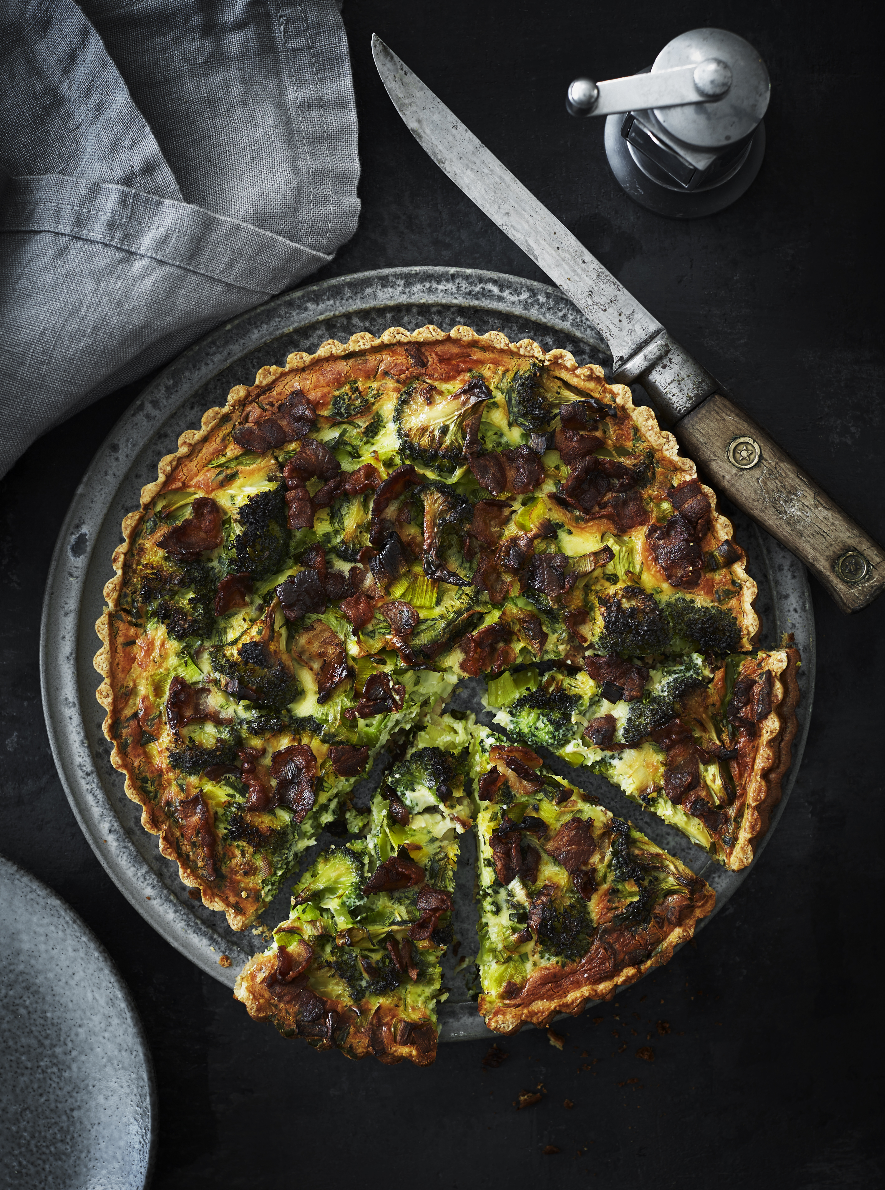 Nem broccolitærte med bacon og porrer