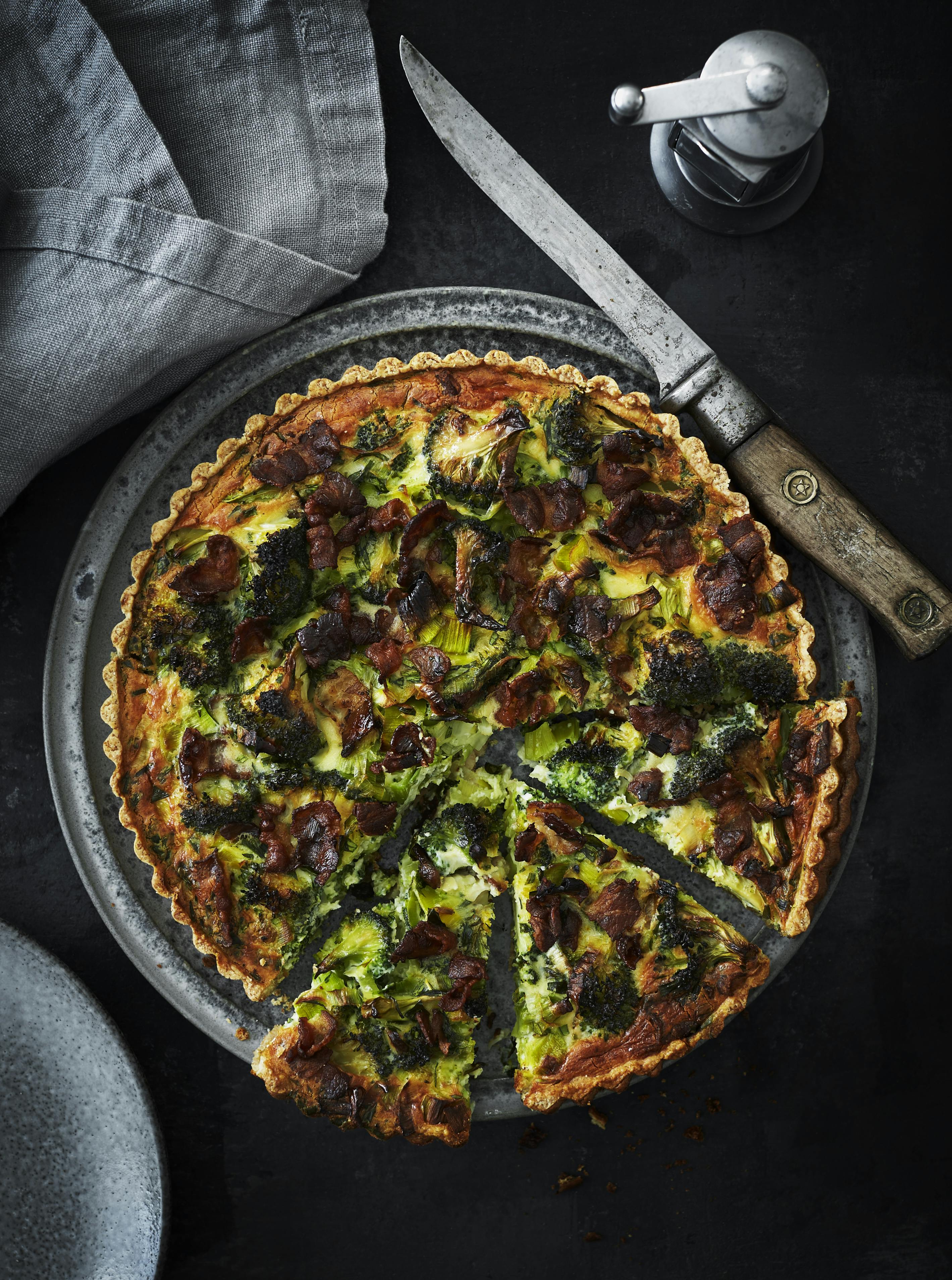 Nem broccolitærte med bacon og porrer