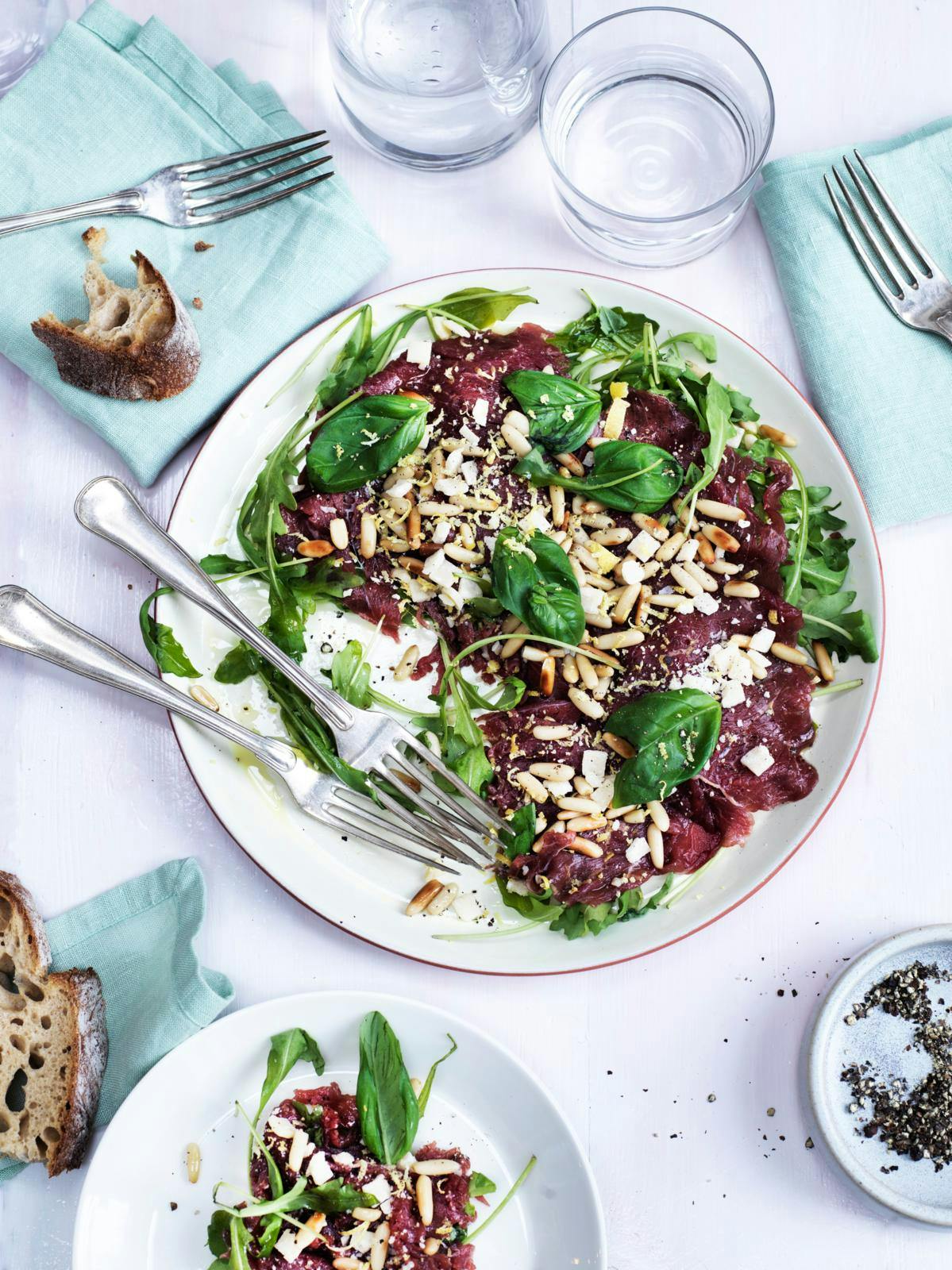 Nem carpaccio med ristede pinjekerner, parmesan og basilikum