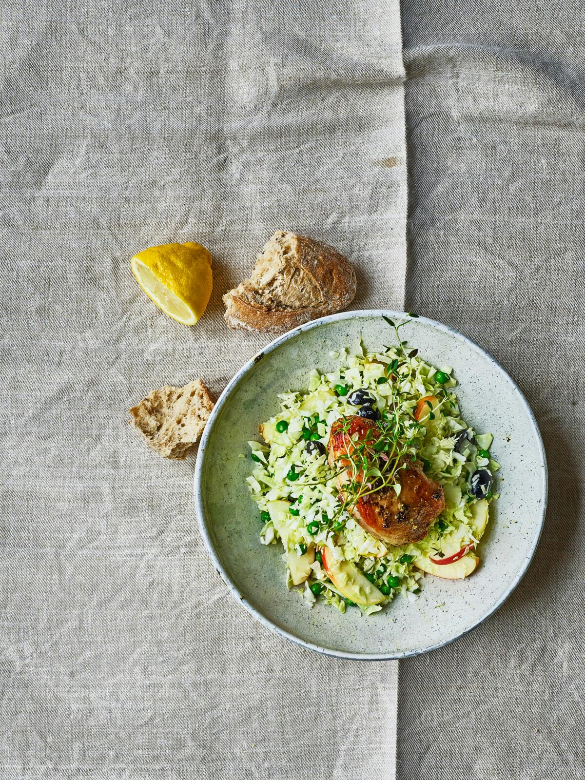 Nem og saftig citronmarineret kylling med salat
