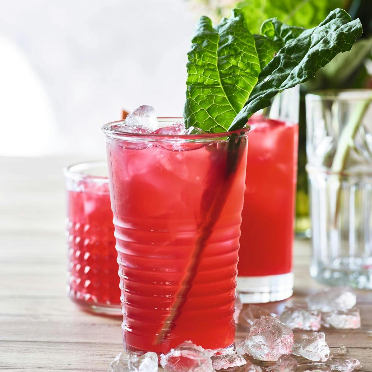 Flot drink med rabarber - rabarberblad til pynt
