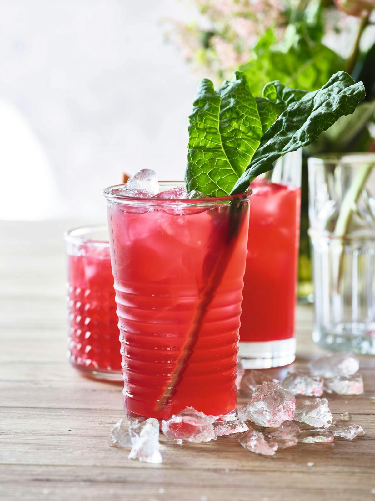 Flot drink med rabarber - rabarberblad til pynt