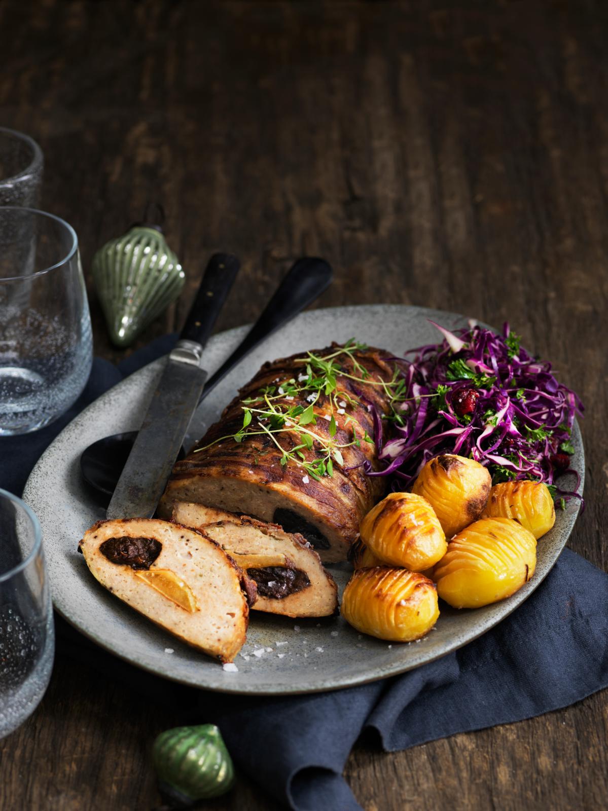 farsbrød med hasselbackkartofler, æbler, svesker og kålsalat.