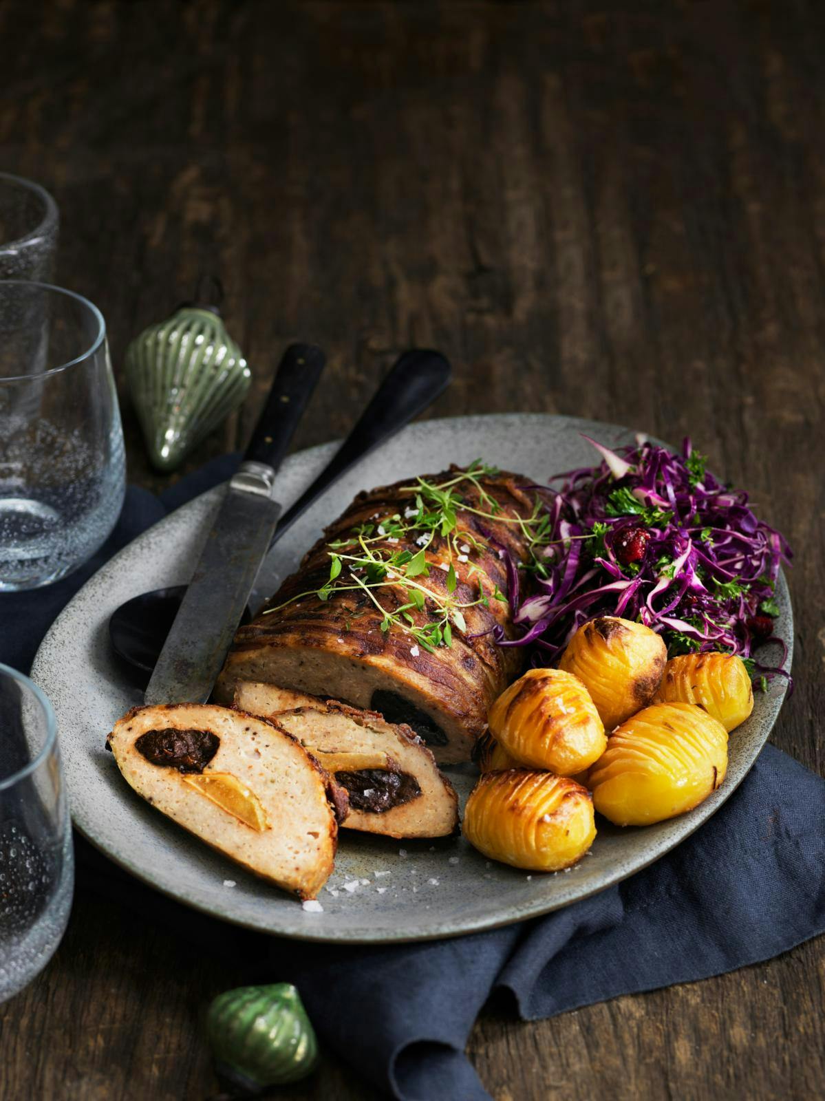 farsbrød med hasselbackkartofler, æbler, svesker og kålsalat.