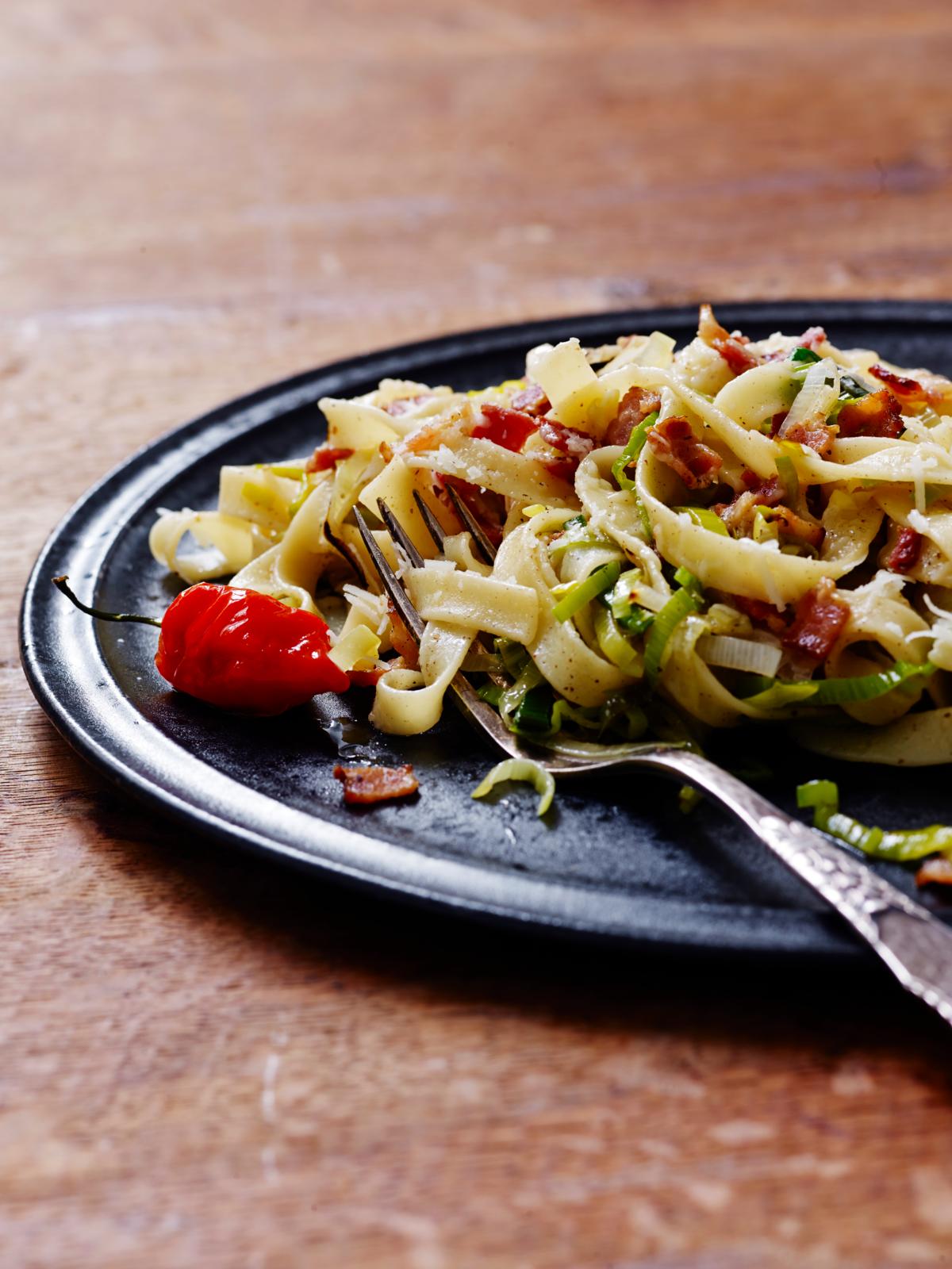 Båndpasta med porre, chili og bacon