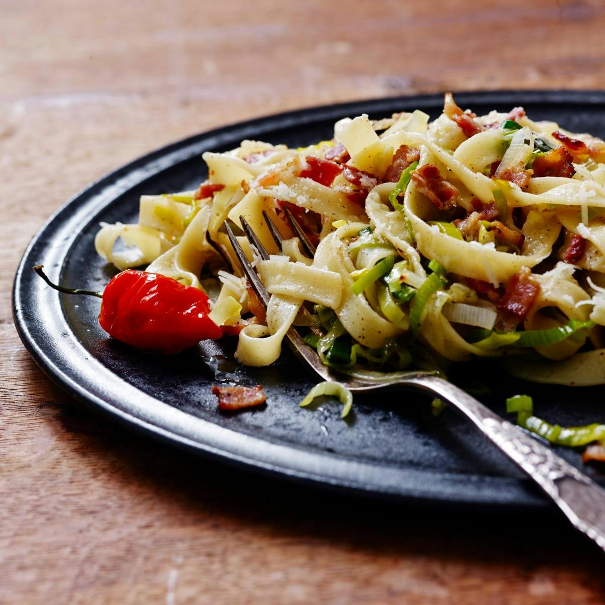 Båndpasta med porre, chili og bacon