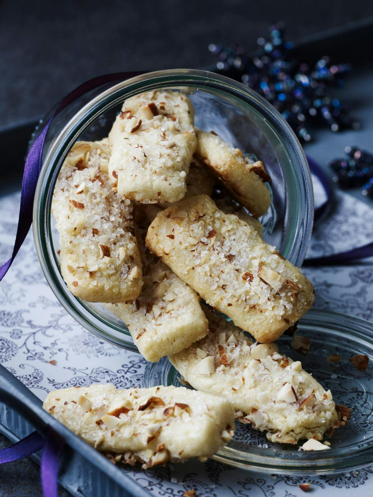 Flok af finskbrød der falder ud af krukke.