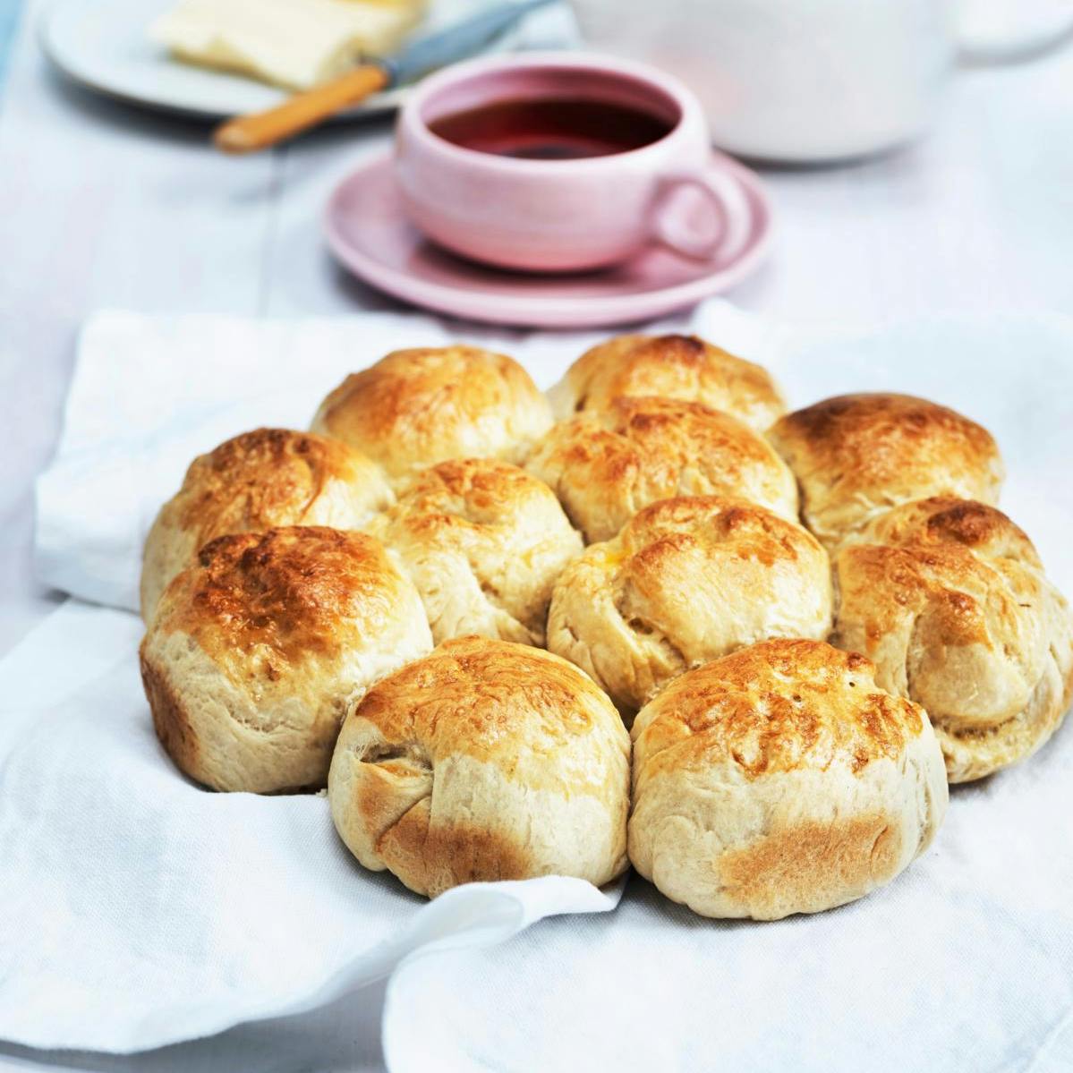 Nemme fødelsdagsboller, helt gyldenbagte på fint kaffebord.