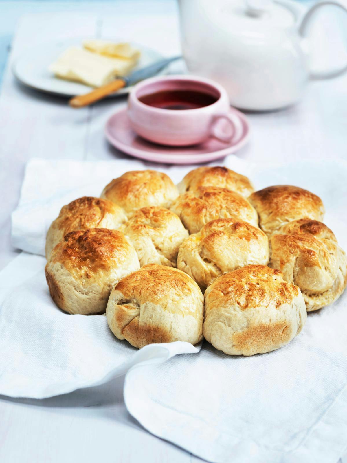 Nemme fødelsdagsboller, helt gyldenbagte på fint kaffebord.
