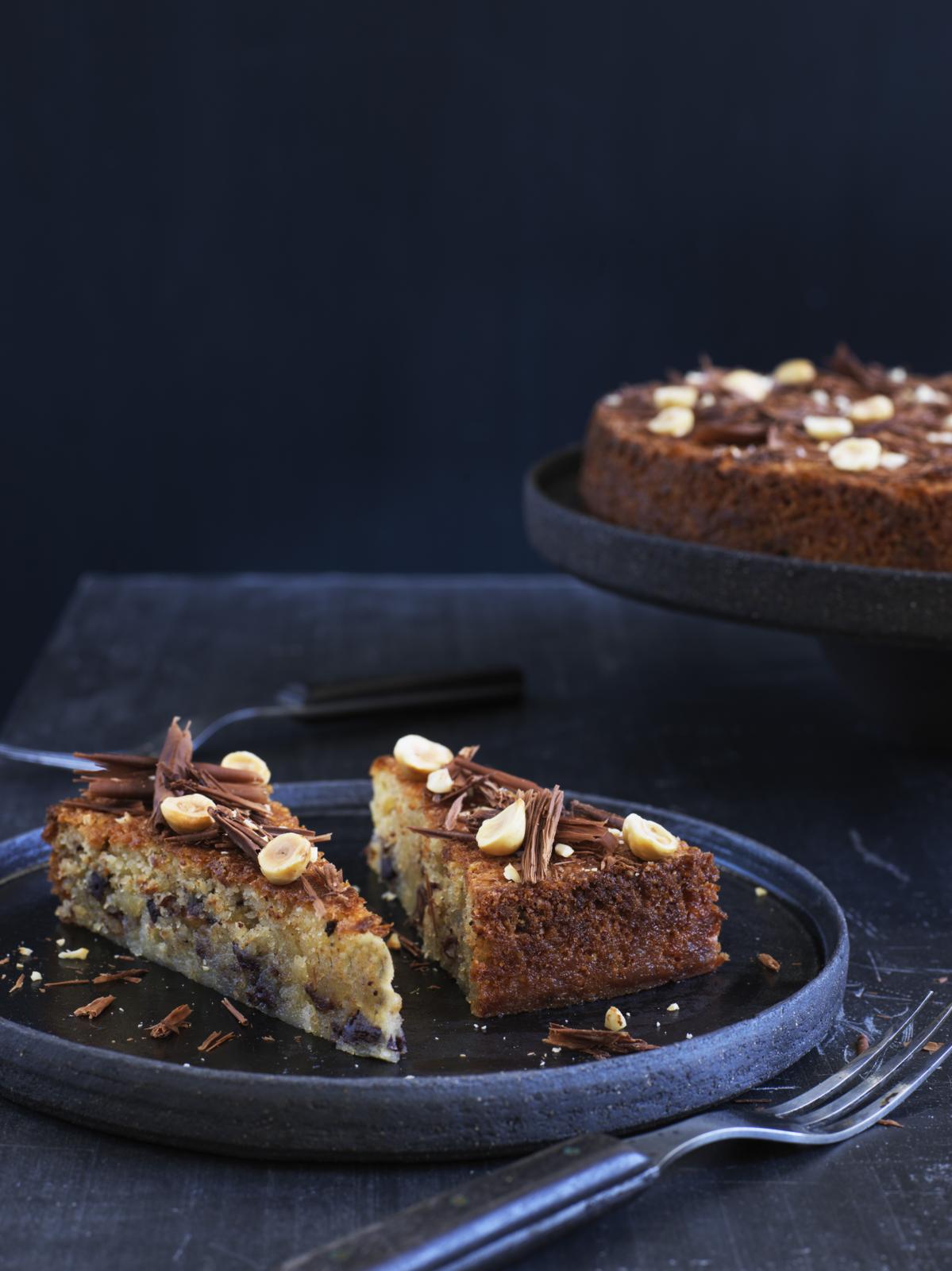 Hasselnøddekage med marcipan, lys og mørk chokolade