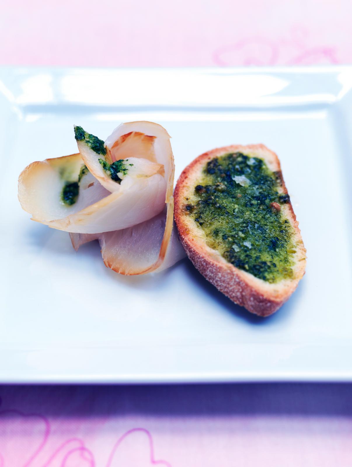røget hellefisk med grillet brød og pesto