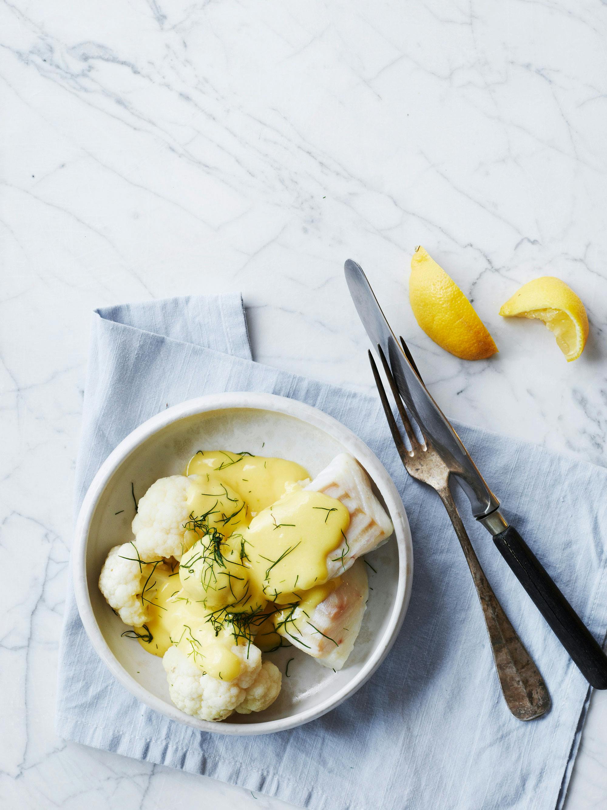 Her får du opskriften på en nem og lækker hollandaisesauce.