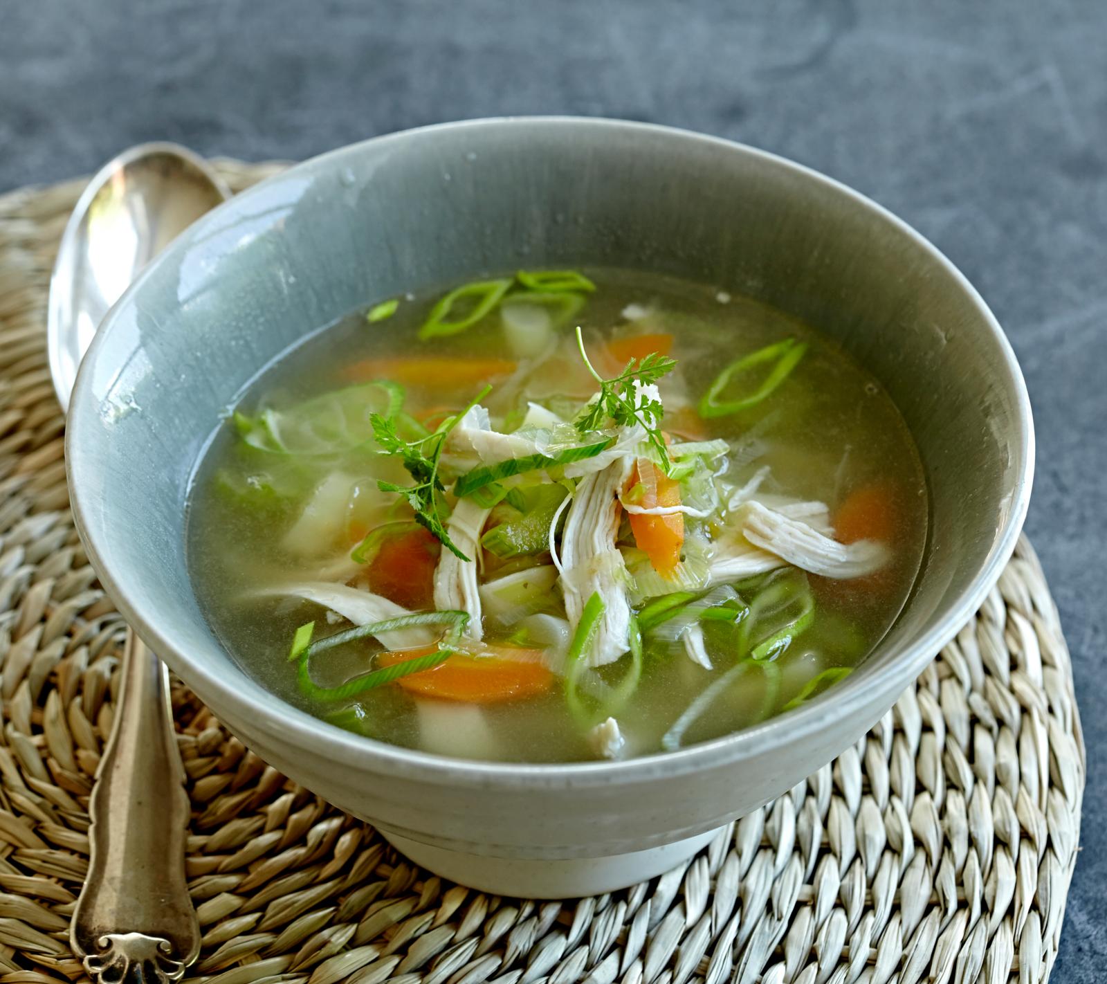 Hønsekødssuppe med kartoffel, gulrod, pastinak, bladselleri, porre
