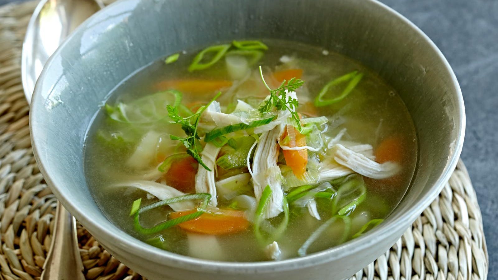 Hønsekødssuppe med kartoffel, gulrod, pastinak, bladselleri, porre